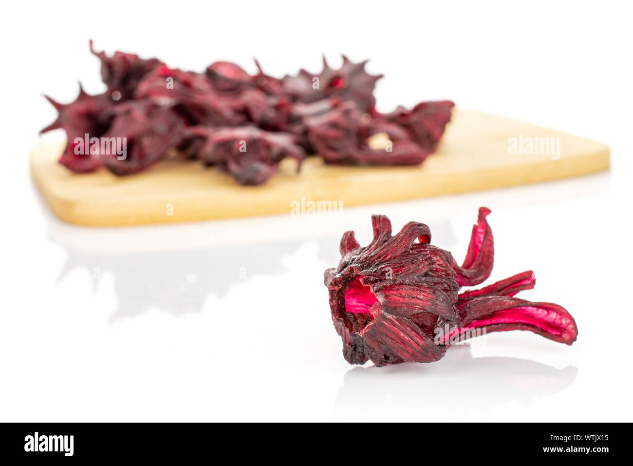 Beaucoup de rouge doux ensemble un hibiscus confit est de côté et le reste est sur la planche à découper en bambou isolé sur fond blanc Banque D'Images