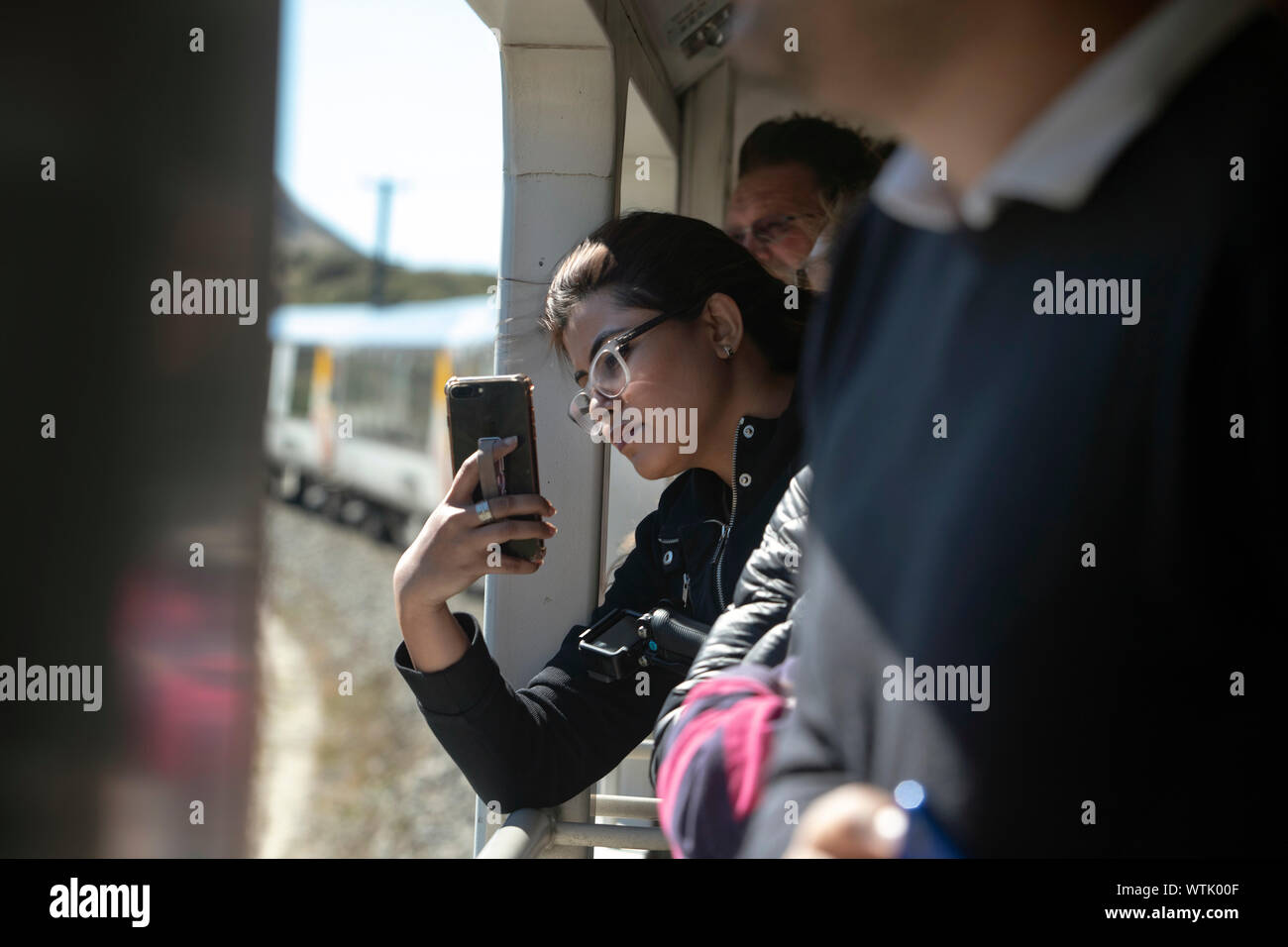 Photo par Tim Cuff - 5 janvier 2019 - voyage en train Tranz Alpin de Greymouth à Christchurch, Nouvelle-Zélande : un passager s'enclenche un-avec-train selfies Banque D'Images