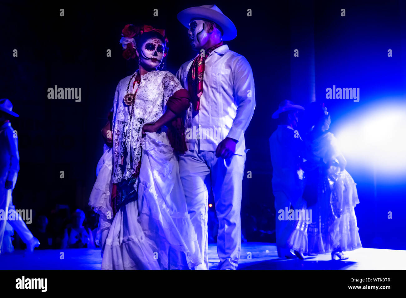 Merida, Mexique - 27 octobre 2018 : Dancing Catrina des couples avec tête de compenser Dias de los muertos avec costumes traditionnels à Remate de Paseo Montejo au Festival de Las Animas Banque D'Images