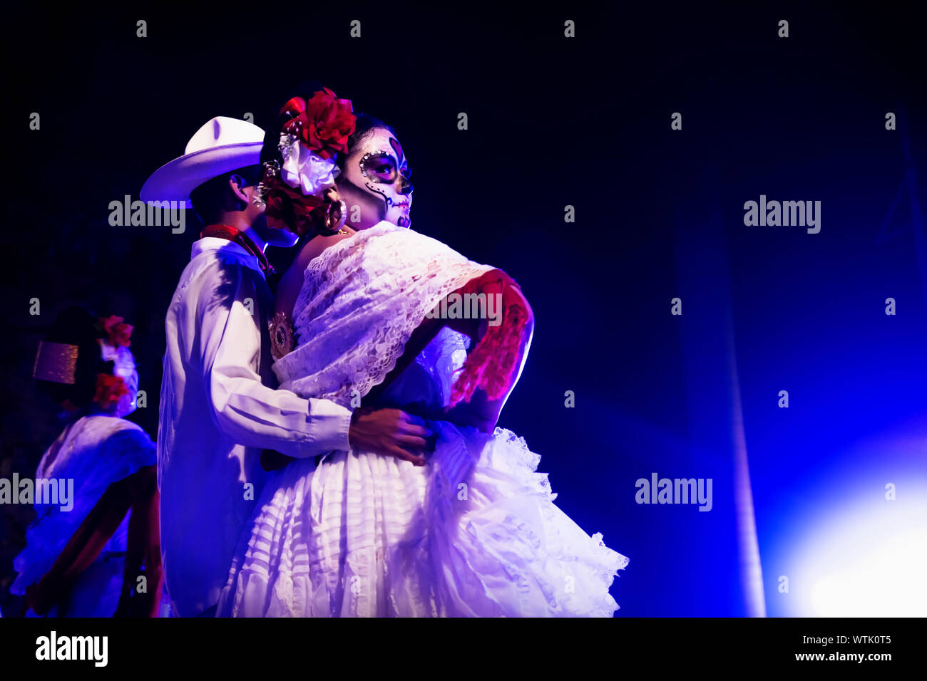 Merida, Mexique - 27 octobre 2018 : Dancing couple Catrina avec tête de compenser Dias de los muertos avec costumes traditionnels à Remate de Paseo Montejo au Festival de Las Animas Banque D'Images