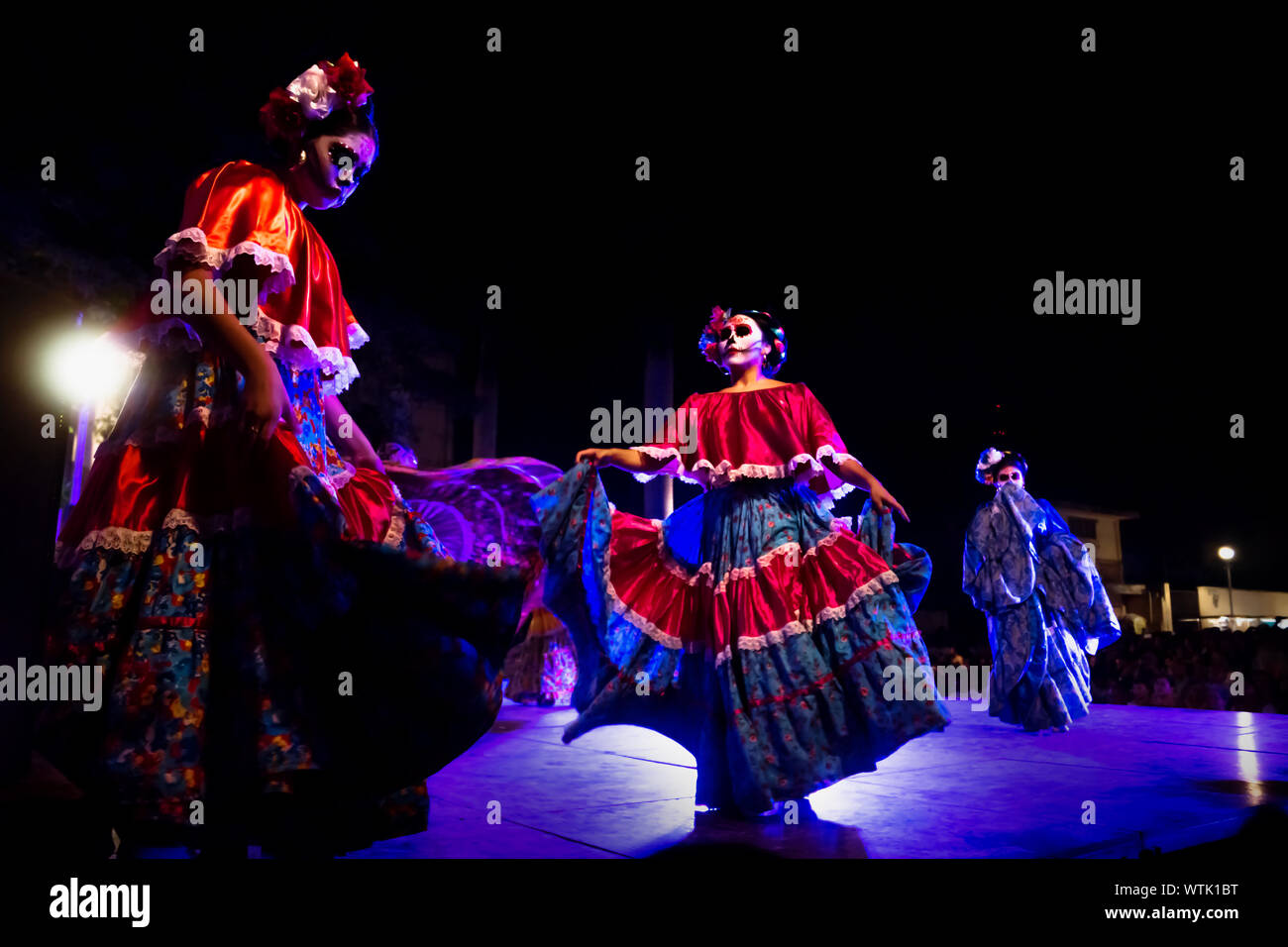 Merida, Mexique - 27 octobre 2018 : Dancing Catrinas avec tête de compenser Dias de los muertos avec costumes traditionnels à Remate de Paseo Montejo au Festival de Las Animas Banque D'Images