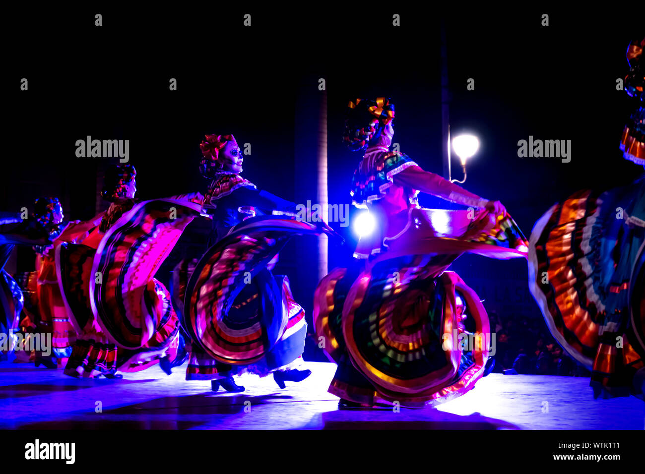 Merida, Mexique - 27 octobre 2018 : Dancing Catrinas avec tête de compenser Dias de los muertos avec costumes traditionnels à Remate de Paseo Montejo au Festival de Las Animas Banque D'Images