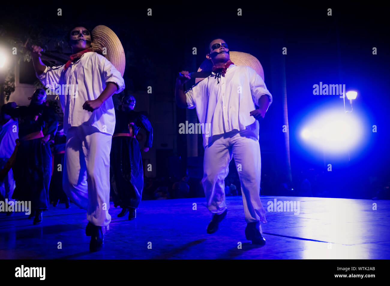 Merida, Mexique - 27 octobre 2018 : les danseurs avec tête de compenser Dias de los muertos avec costumes traditionnels à Remate de Paseo Montejo au Festival de Las Animas Banque D'Images