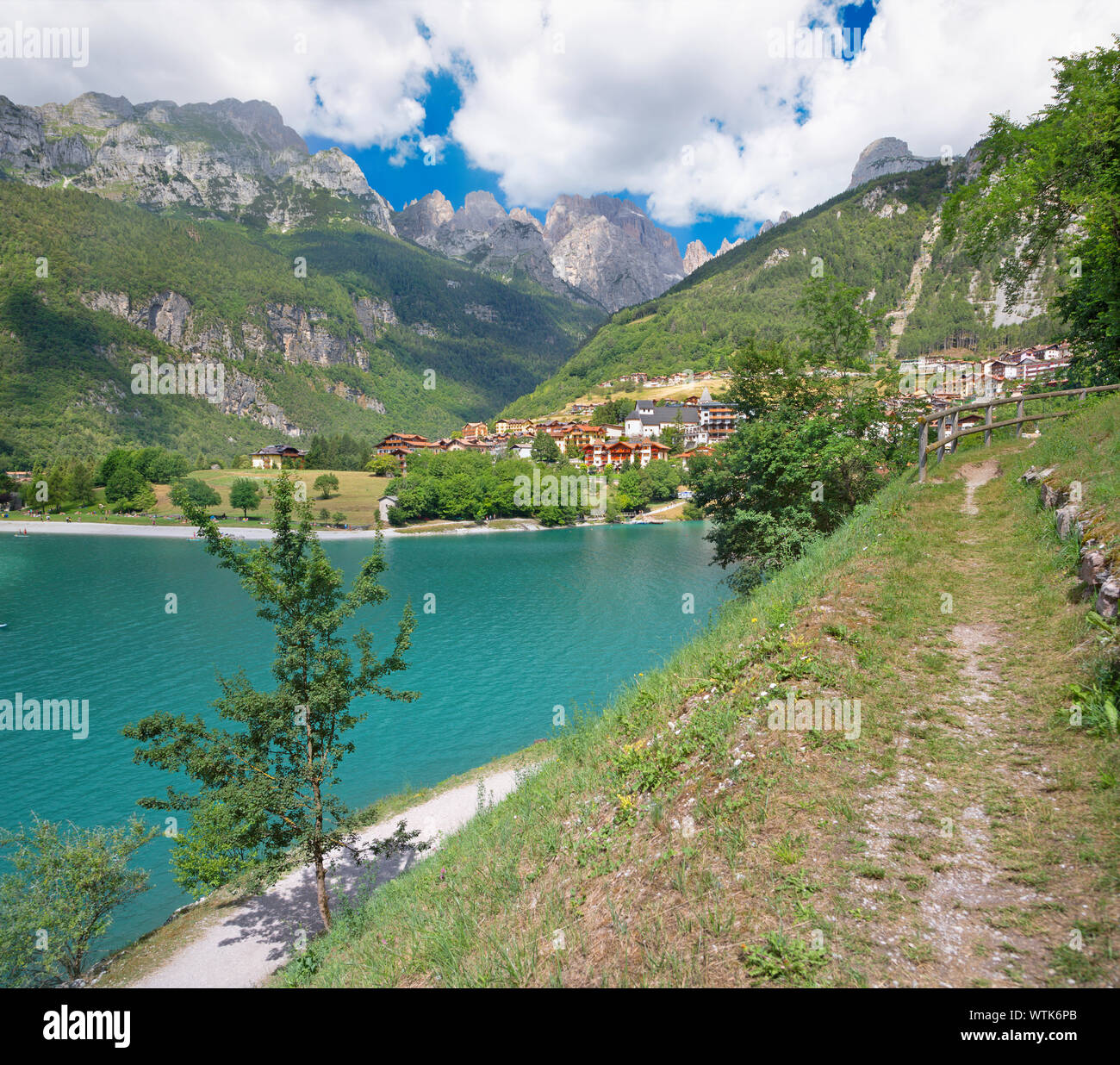 Les Alpes lac Lago di Molveno avec les Dolomites de Brenta en arrière-plan. Banque D'Images