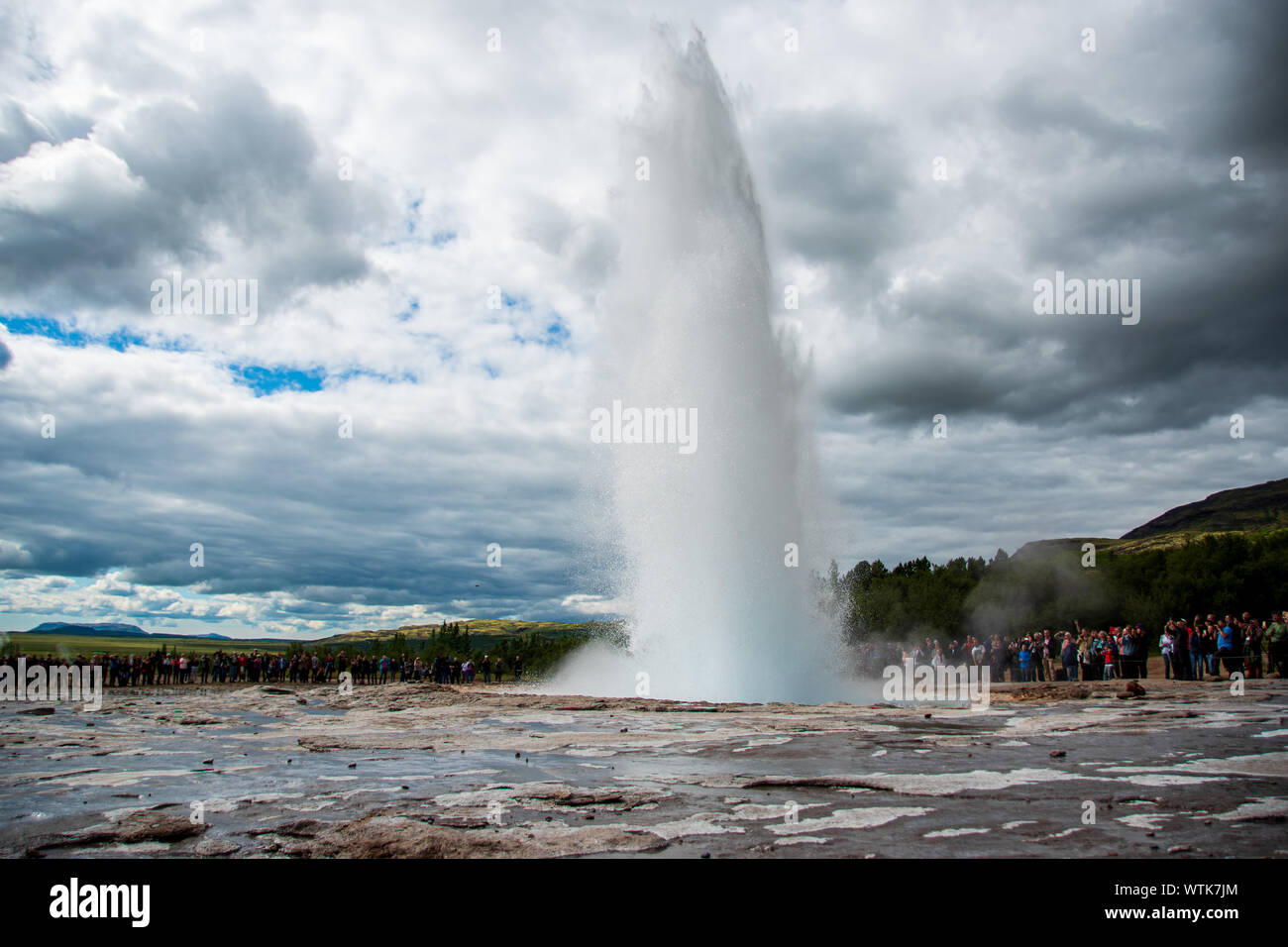 Anticiper les touristes le Grand Geyser en Islande Banque D'Images