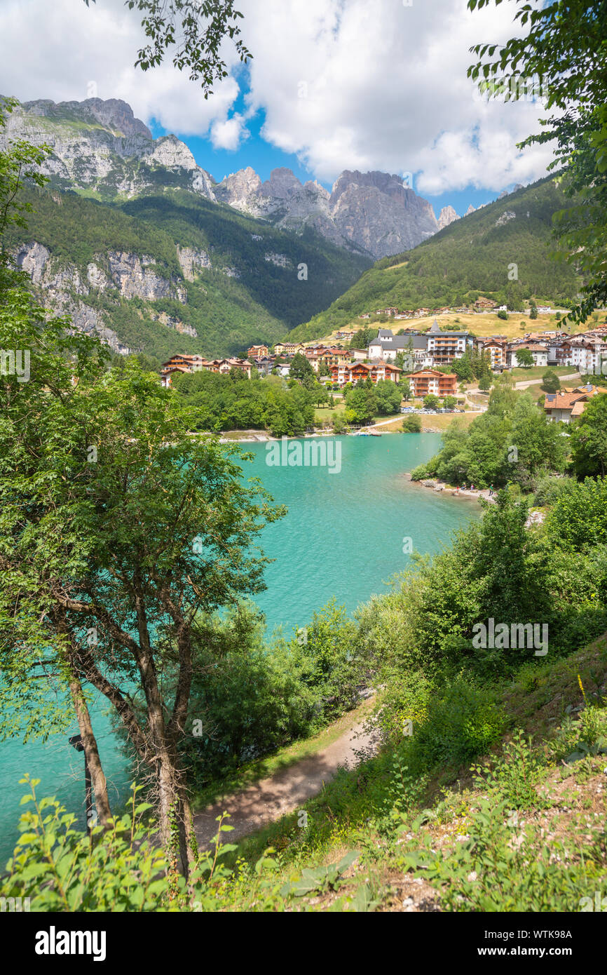 Les Alpes lac Lago di Molveno avec les Dolomites de Brenta en arrière-plan. Banque D'Images