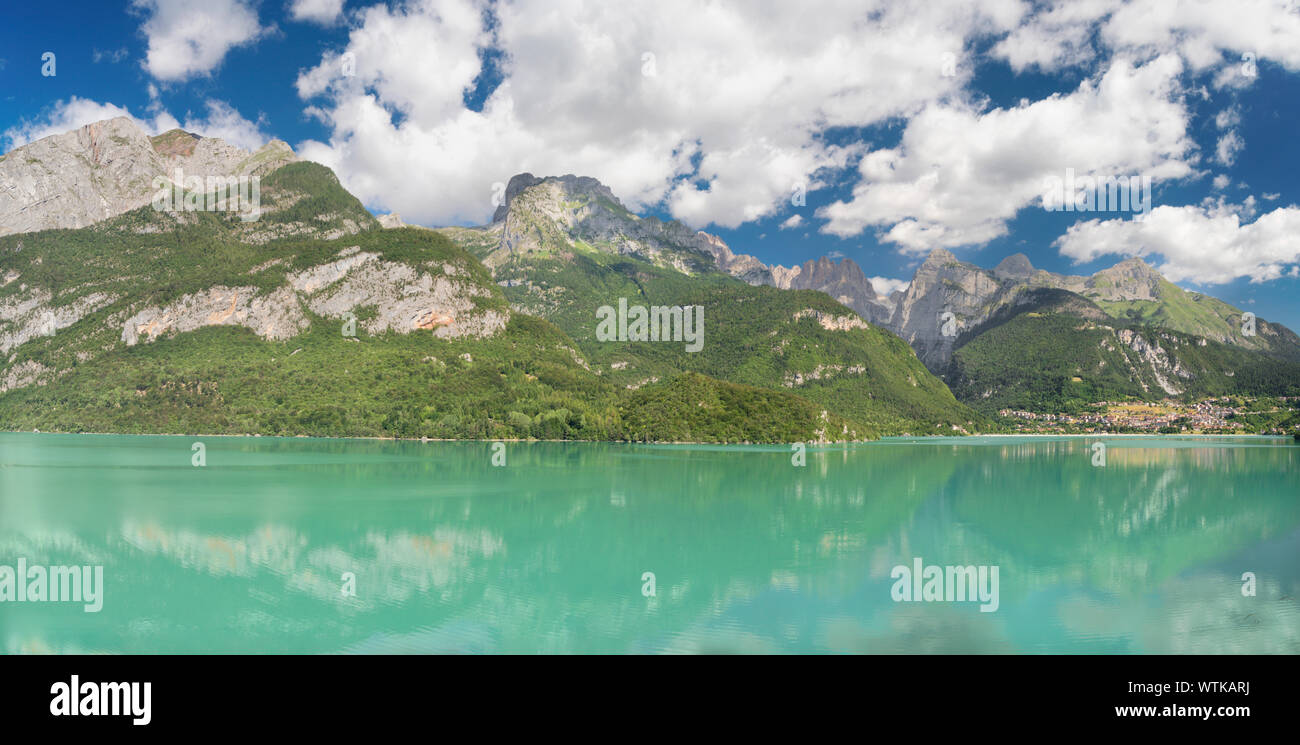 Les Alpes lac Lago di Molveno avec les Dolomites de Brenta en arrière-plan. Banque D'Images