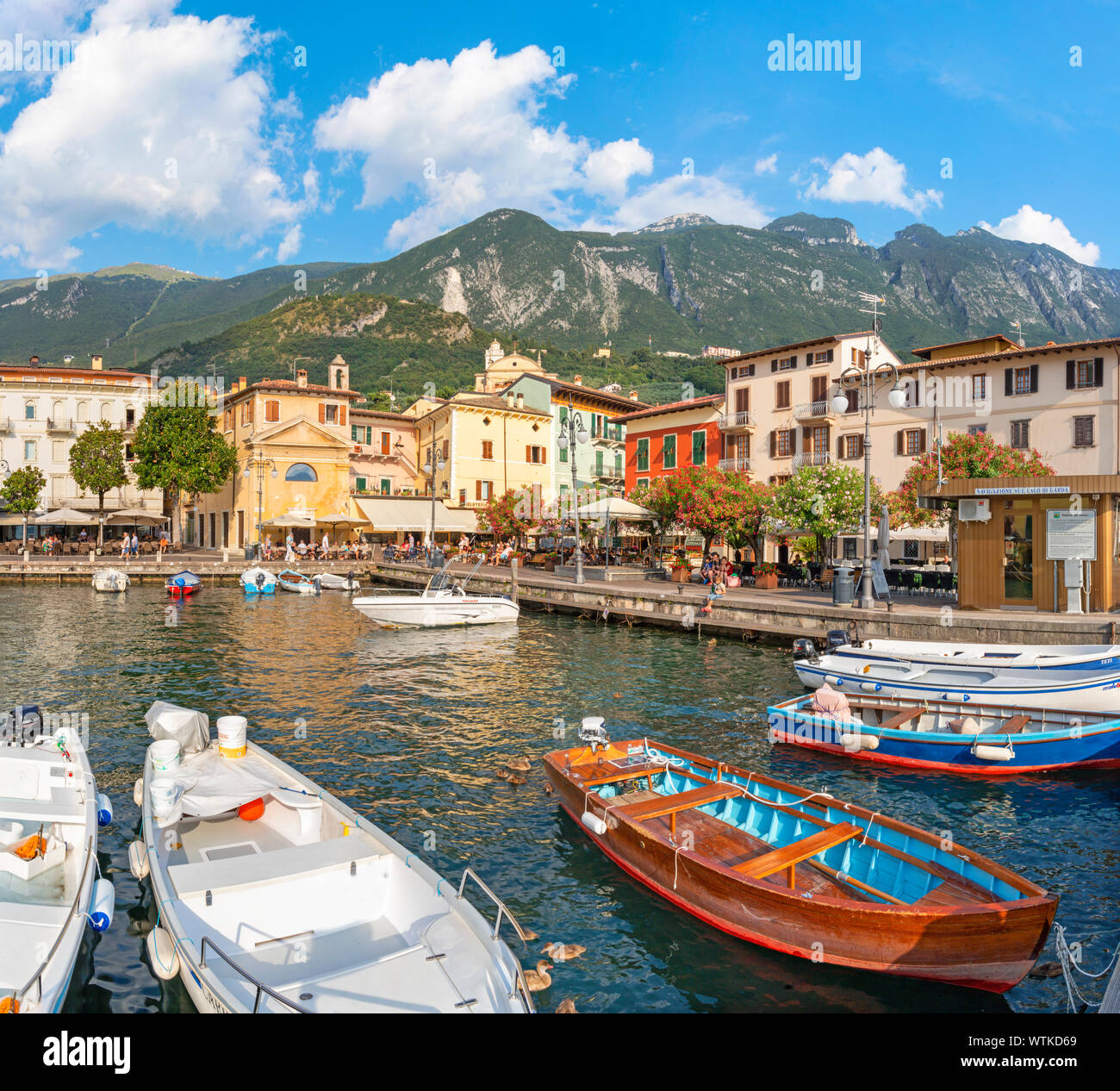 MALCESINE, ITALIE - 13 juin 2019 : Le petit port sur le front du Lago di Garda Lake avec les 2000 m de hautes montagnes en arrière-plan. Banque D'Images