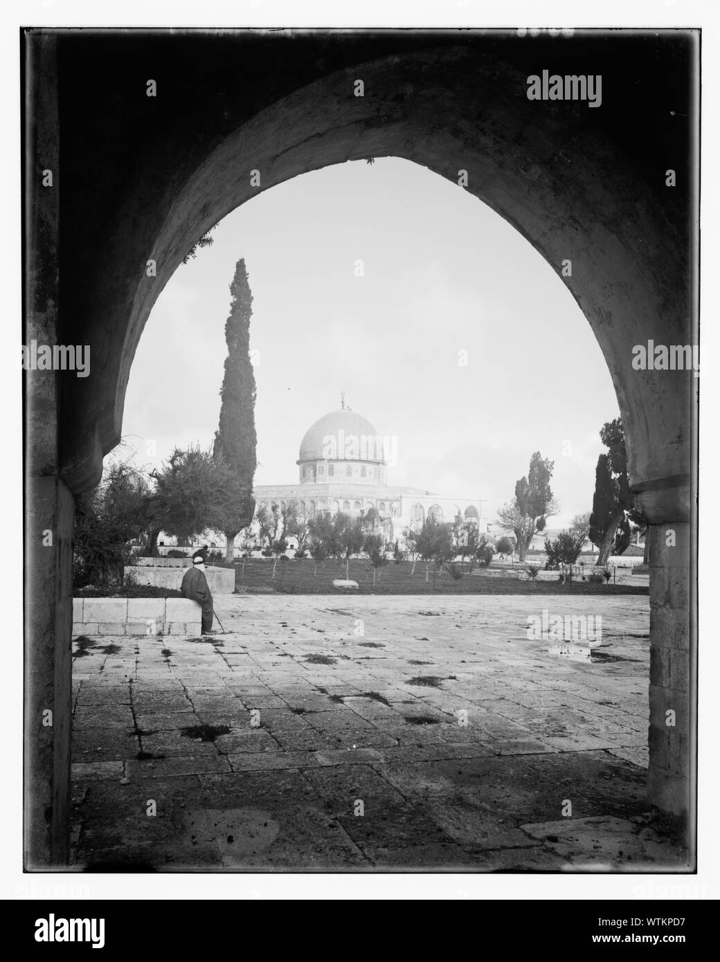 Mosquée d'Omar [c.-à-d., Dôme du Rocher] thru arch. Dôme du Rocher Banque D'Images