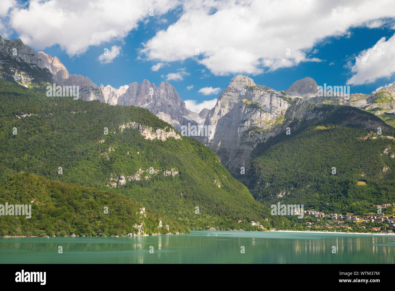 Les Alpes lac Lago di Molveno avec les Dolomites de Brenta en arrière-plan. Banque D'Images
