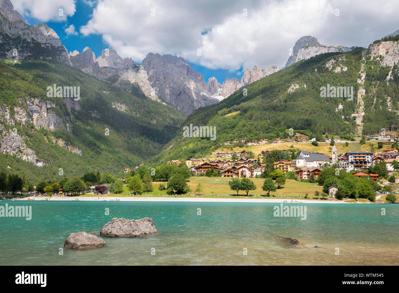 Les Alpes lac Lago di Molveno avec les Dolomites de Brenta en arrière-plan. Banque D'Images