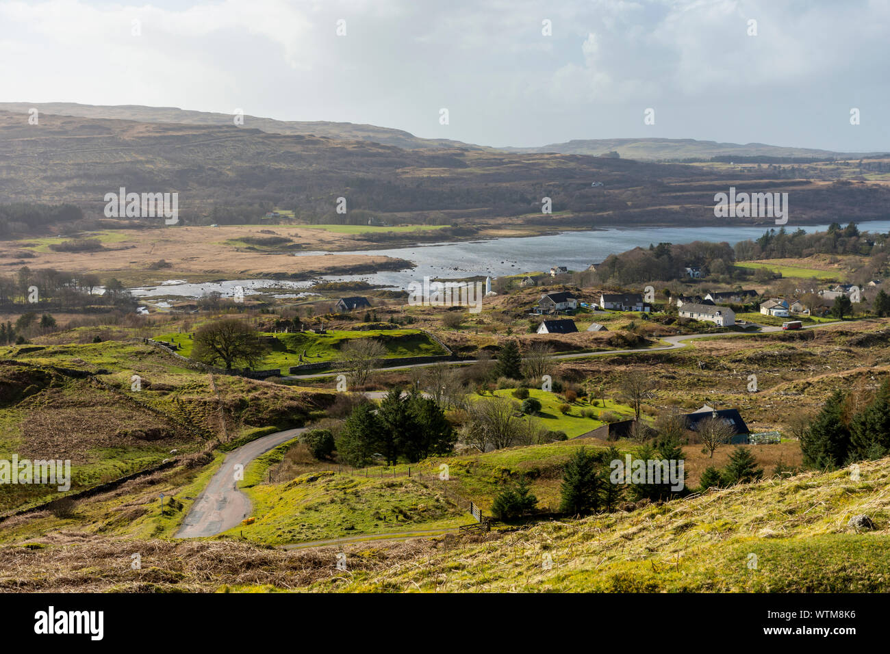 Le village de Dervaig et Loch a' Chumhainn, du monument commémoratif érigé Brian Molyneux (fondateur de la visite de Mull Rally), Isle of Mull, Scotland, UK Banque D'Images