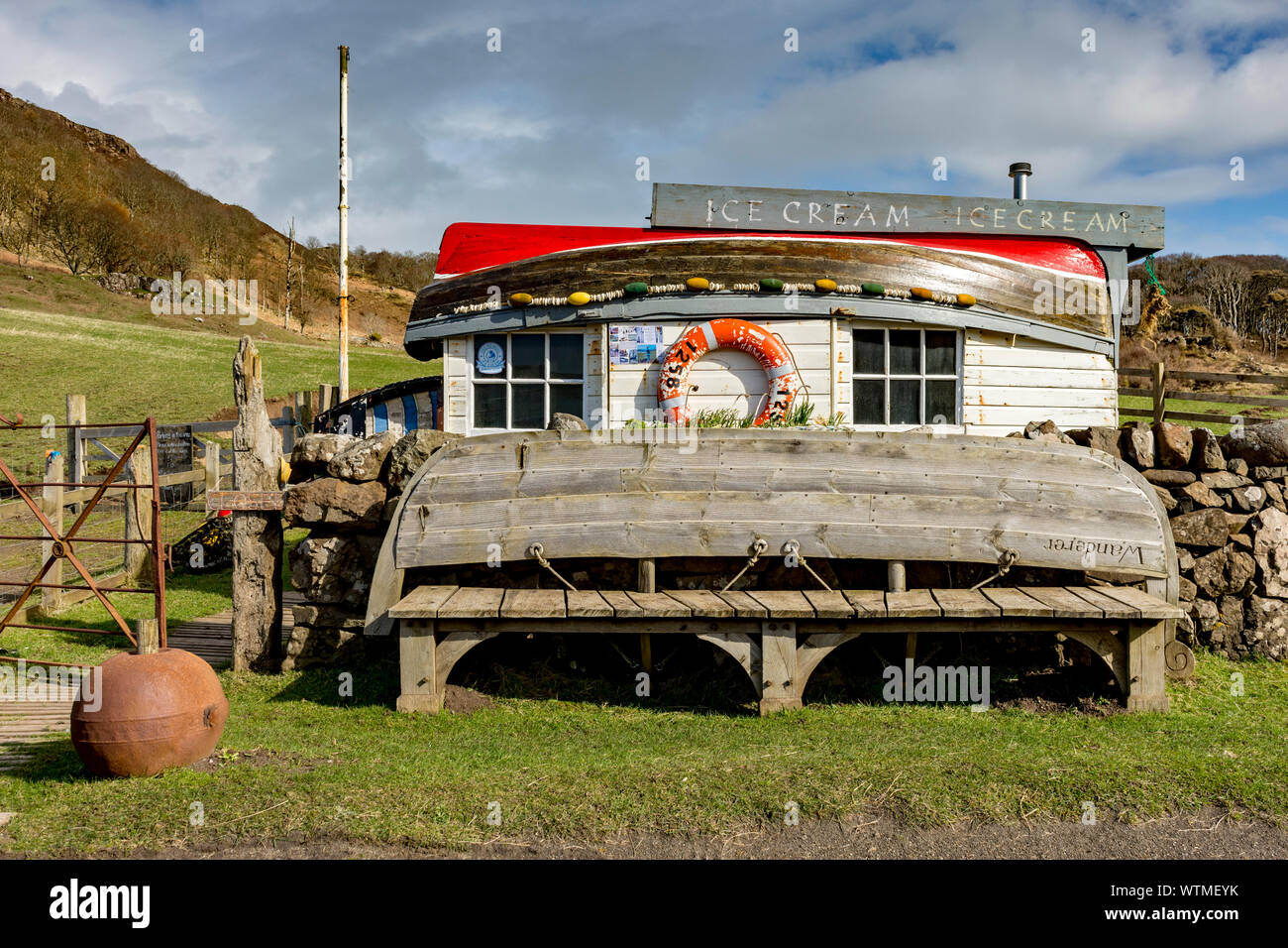 Cafe avec le bateau utilisé pour le toit, à la plage à Calgary Bay, Isle of Mull, Scotland, UK Banque D'Images