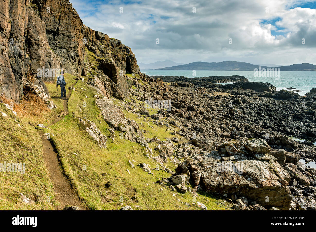 Un marcheur sur la presqu'île Treshnish promenade côtière, à la recherche sur le Loch Tuath, Isle of Mull, Scotland, UK Banque D'Images