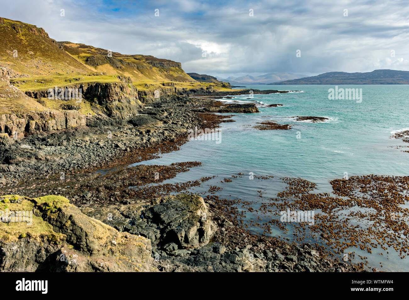 Falaise paysage sur la presqu'île Treshnish promenade côtière, à la recherche sur le Loch Tuath, Isle of Mull, Scotland, UK Banque D'Images