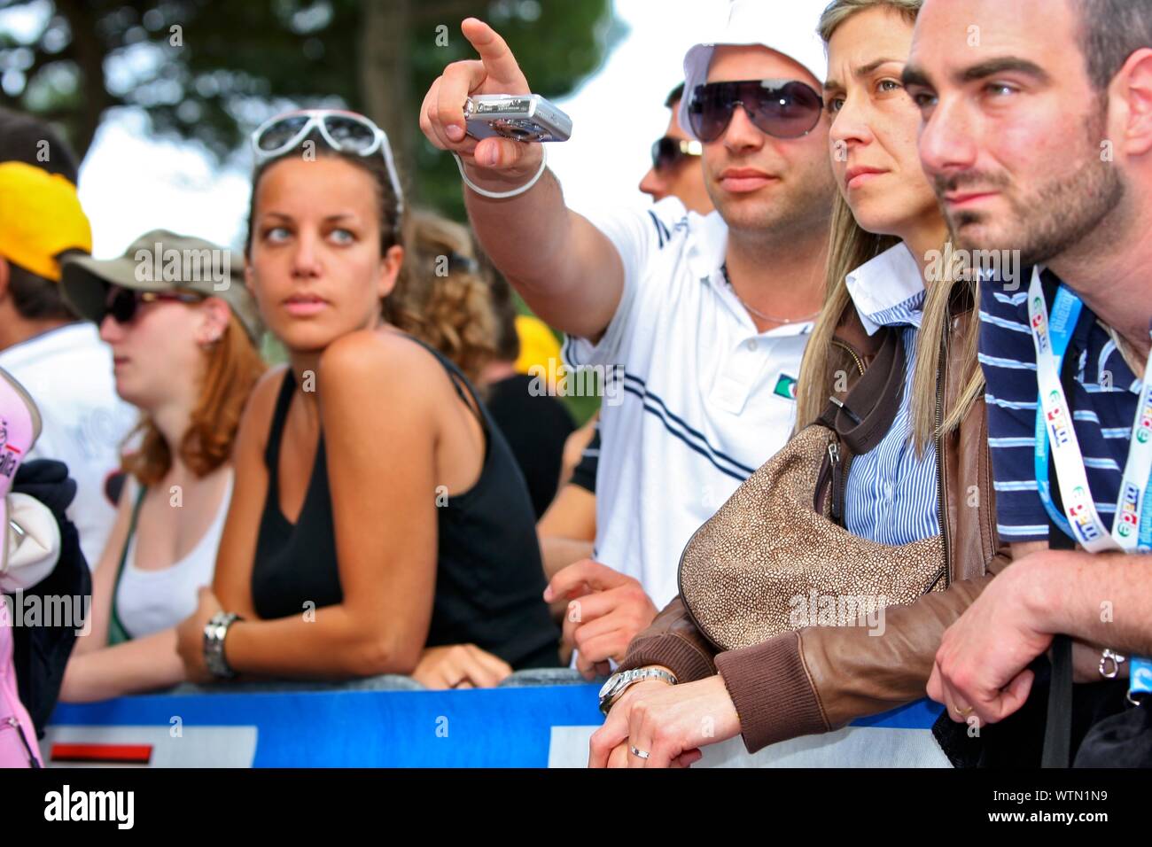 Spectateurs au Giro di Italia en attendant l'arrivée des équipes Banque D'Images