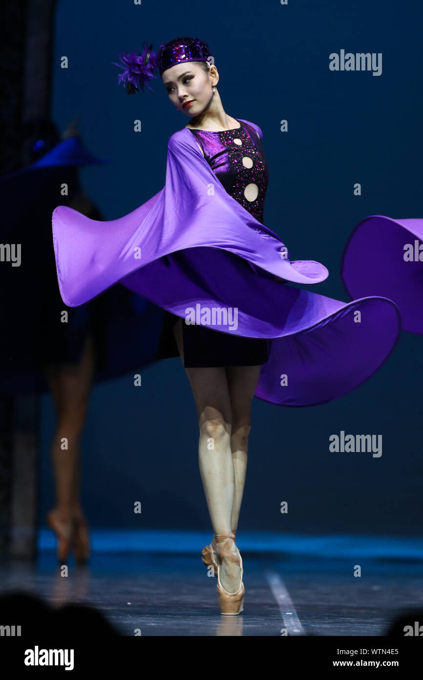 Bruxelles, Belgique. Sep 11, 2019. Un artiste au cours de danses le ballet 'La dernière mission de Marco Polo" au Cirque Royal à Bruxelles, Belgique, le 11 septembre 2019. Réalisée par le Ballet de Shanghai, l'exposition était organisée par l'ambassade de Chine en Belgique et la Mission de la Chine à l'Union européenne pour célébrer le 70e anniversaire de la fondation de la République populaire de Chine. Credit : Zheng Huansong/Xinhua/Alamy Live News Banque D'Images