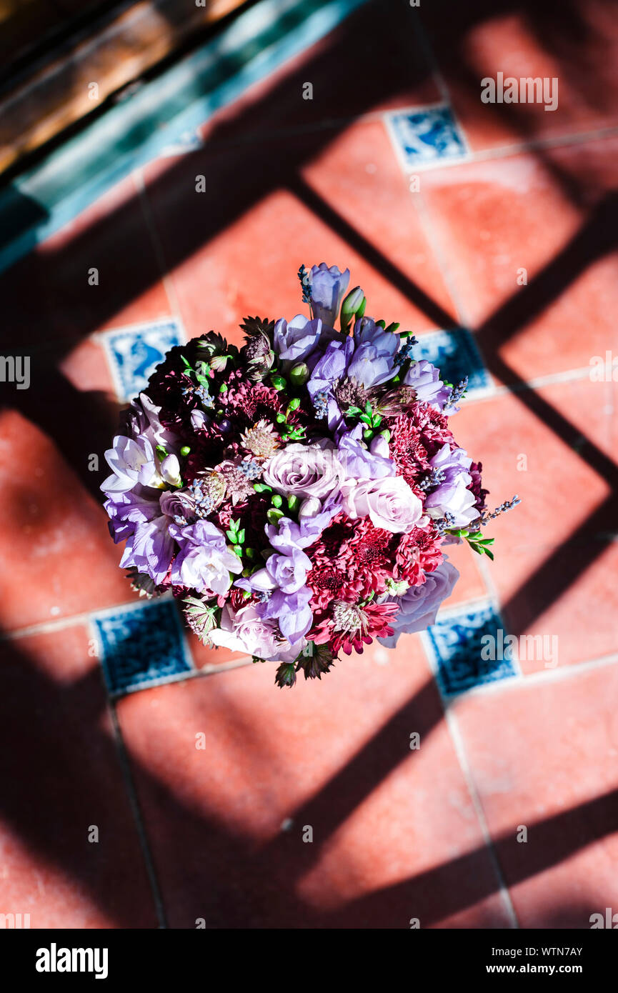 Produits frais et fleurs sauvages dans des tons rose et vert bouquet de mariage Banque D'Images