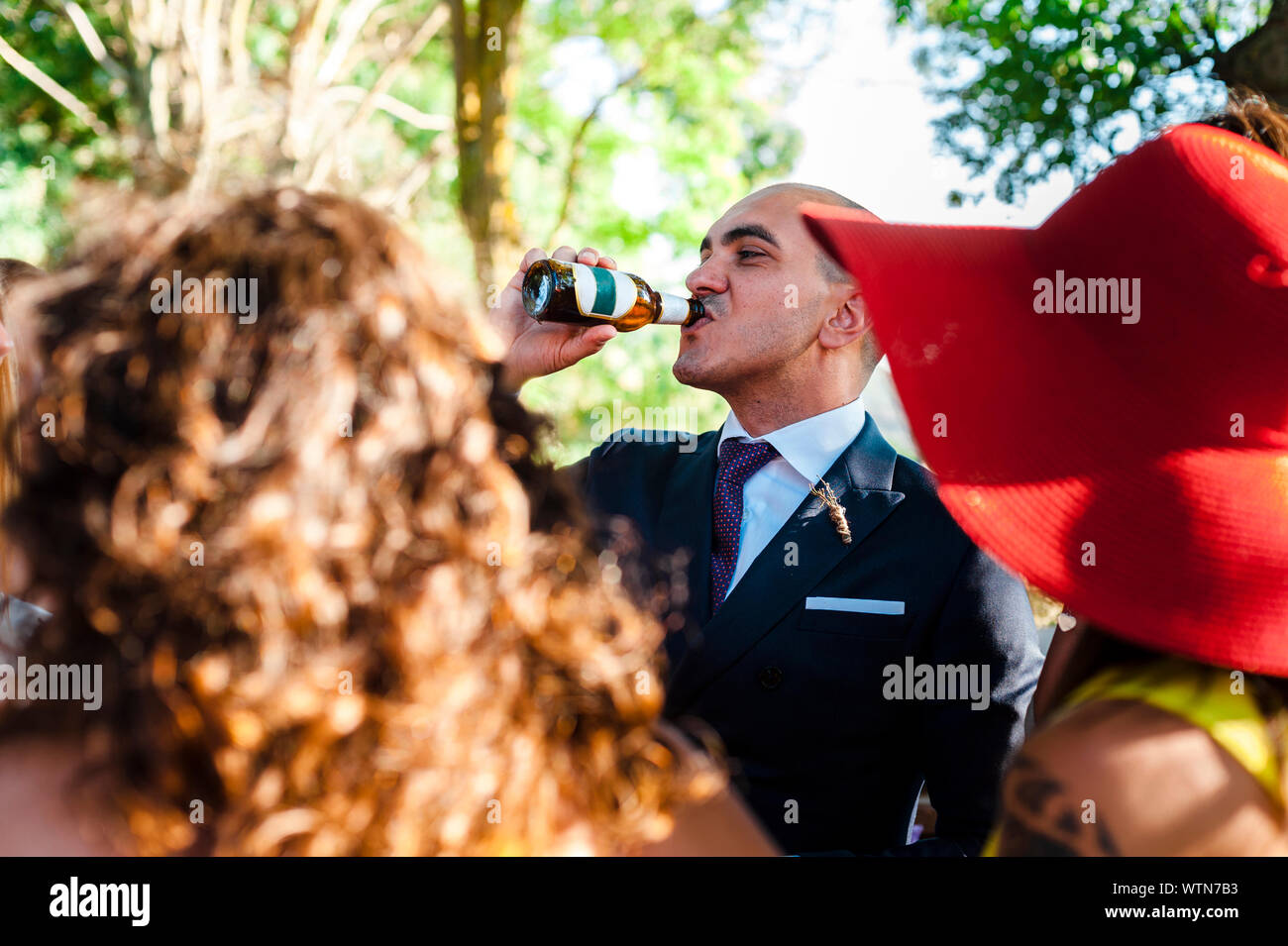 Soif de bière potable marié entouré par les clients après le mariage de célébrité Banque D'Images