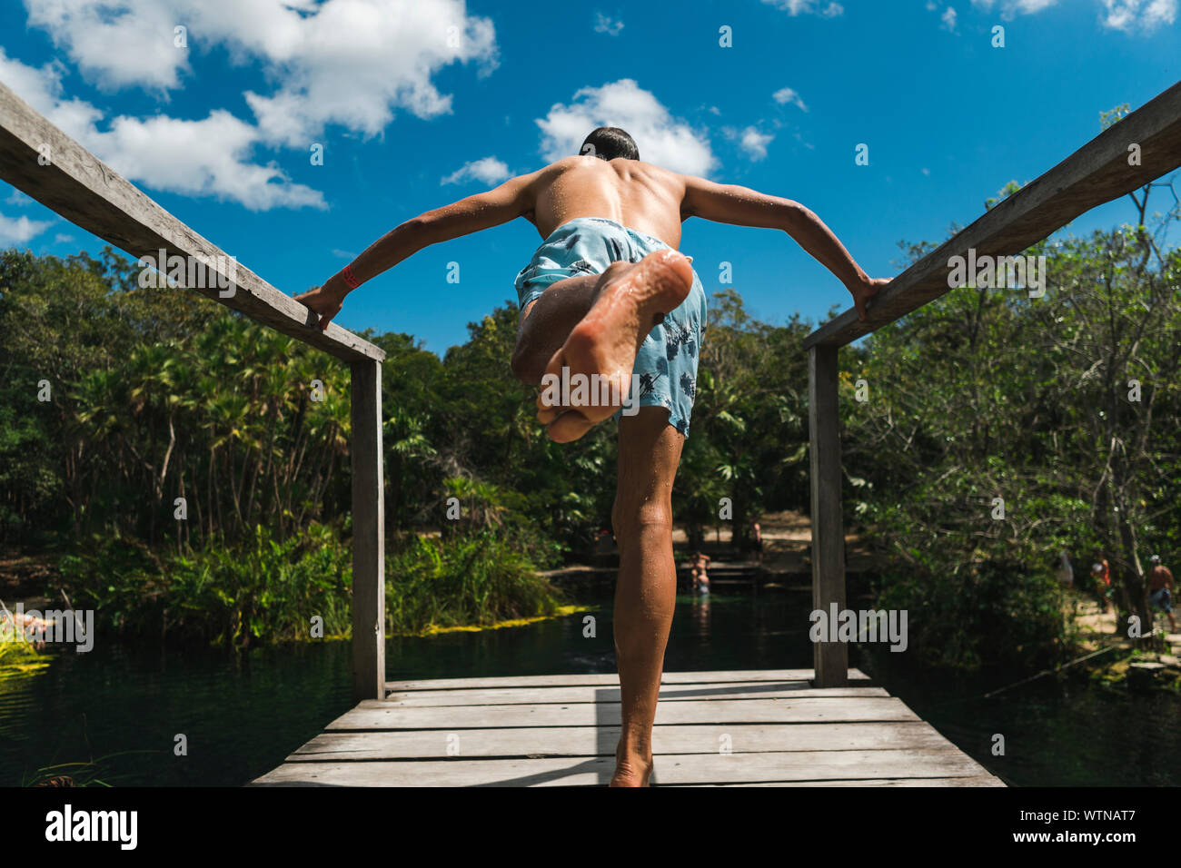 Vue arrière de l'homme d'âge moyen de la plate-forme de saut à Cenote Crystal Banque D'Images