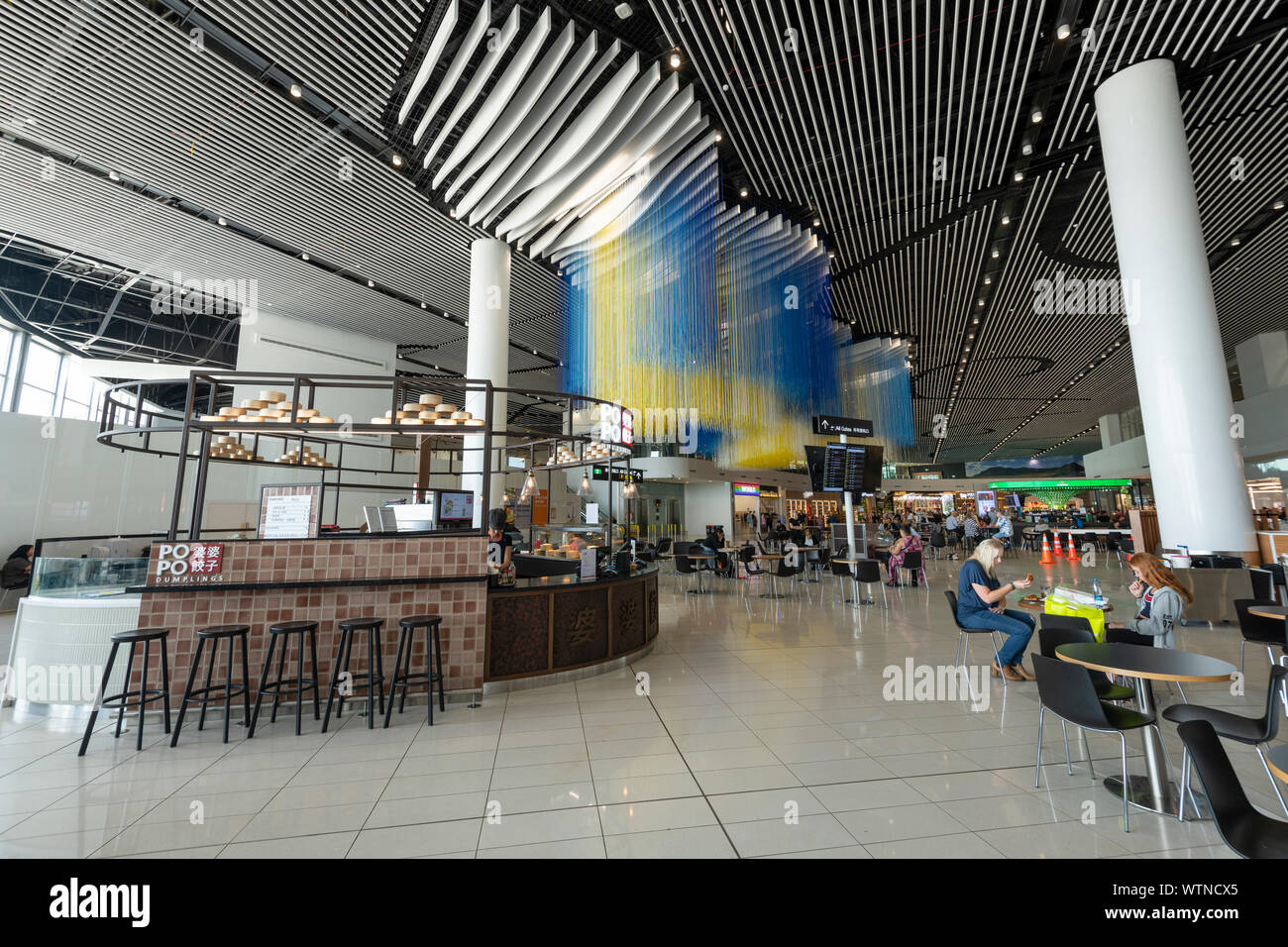 Auckland International Airport Terminal shopping et repas. Banque D'Images