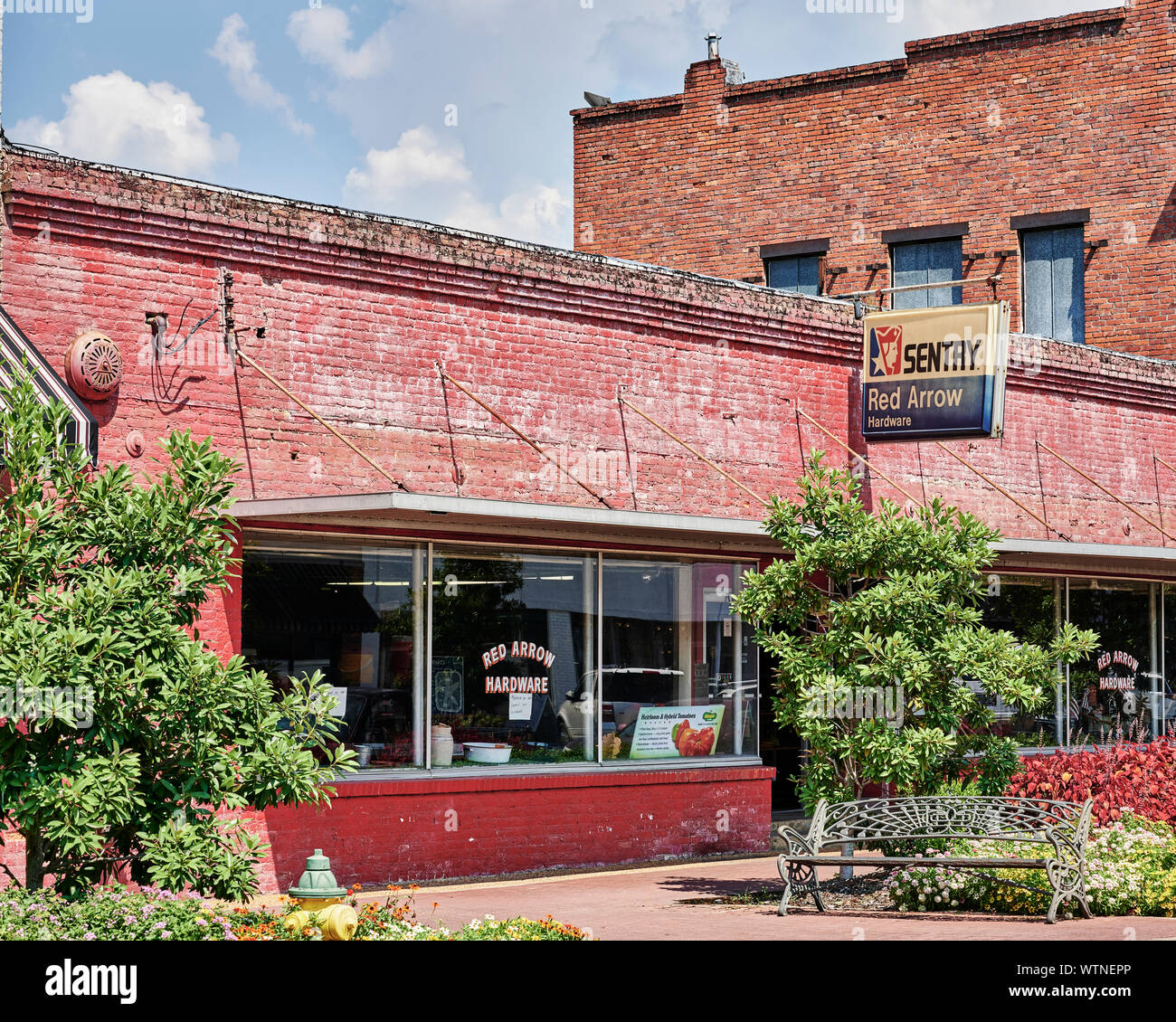 Petit magasin d'accessoires extérieurs, avant un magasin de matériel vintage, dans petite ville de l'Alabama Prattville Alabama USA. Banque D'Images