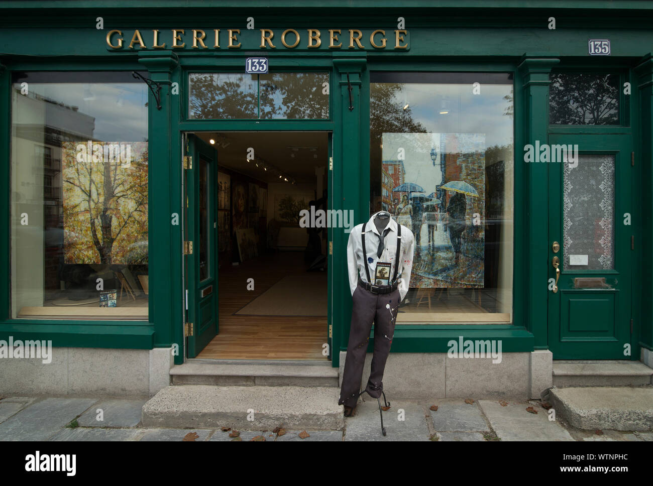 Un mannequin habillé en l'artiste qu'à l'extérieur de la Galerie Roberge de la rue Saint-Paul dans le vieux Québec, CA. Banque D'Images