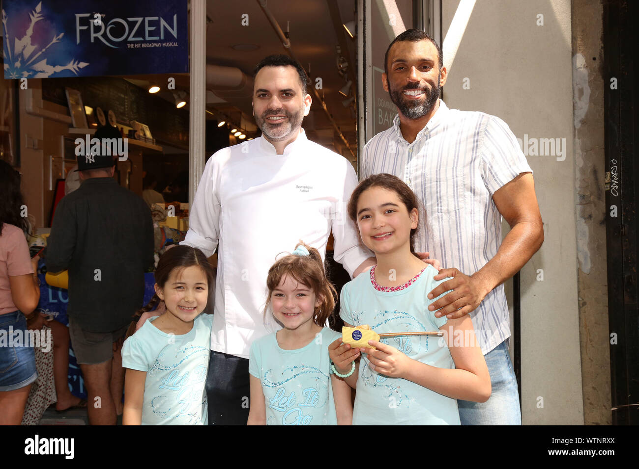 Bloqué sur Broadway et Dominique Ansel Bakery célèbrent la Journée nationale de S'Mores avec une distribution en magasin l'apparence au Dominique Ansel boulangerie. Avec : Dominique Ansel, Travis, Charlie Patton Tassone, Fiona Morgan Quinn, hiver Donnelly Où : New York, New York, United States Quand : 12 août 2019 Crédit : Joseph Marzullo/WENN.com Banque D'Images