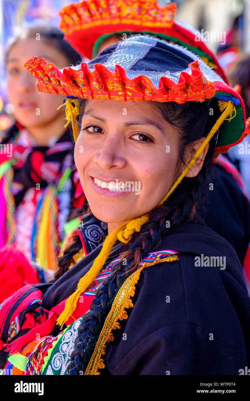 Portrait d'une jeune femme péruvienne portant un costume traditionnel, des costumes traditionnels, souriant regardant la caméra, Cusco, Pérou. Banque D'Images