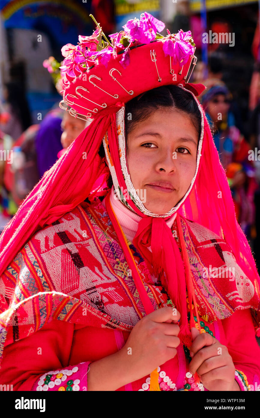 Portrait d'une jeune femme péruvienne portant un costume traditionnel, des costumes traditionnels, regardant la caméra, Cusco, Pérou. Banque D'Images