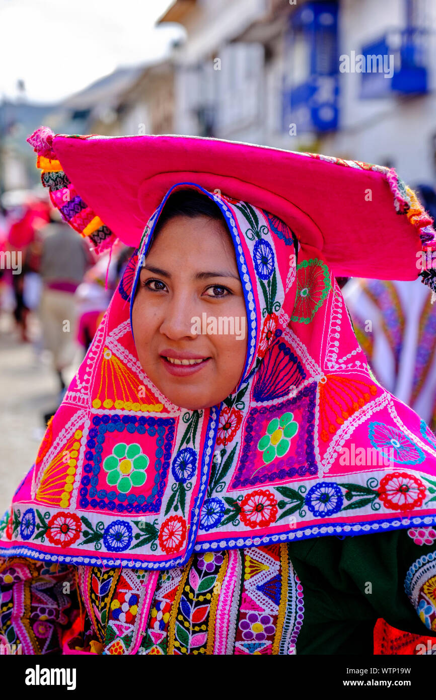 Femmes péruviennes, portrait d'une jeune péruvienne vêtue d'un costume traditionnel, costumes traditionnels, souriant en regardant la caméra, Cusco, Pérou. Banque D'Images