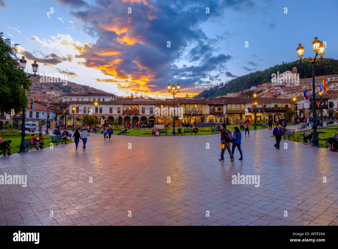 Population locale à la ville de Cusco Plaza de Armas pendant le coucher du soleil, fin d'après-midi, Plaza de Armas Cuzco, Plaza de Armas Cusco, Pérou. Banque D'Images