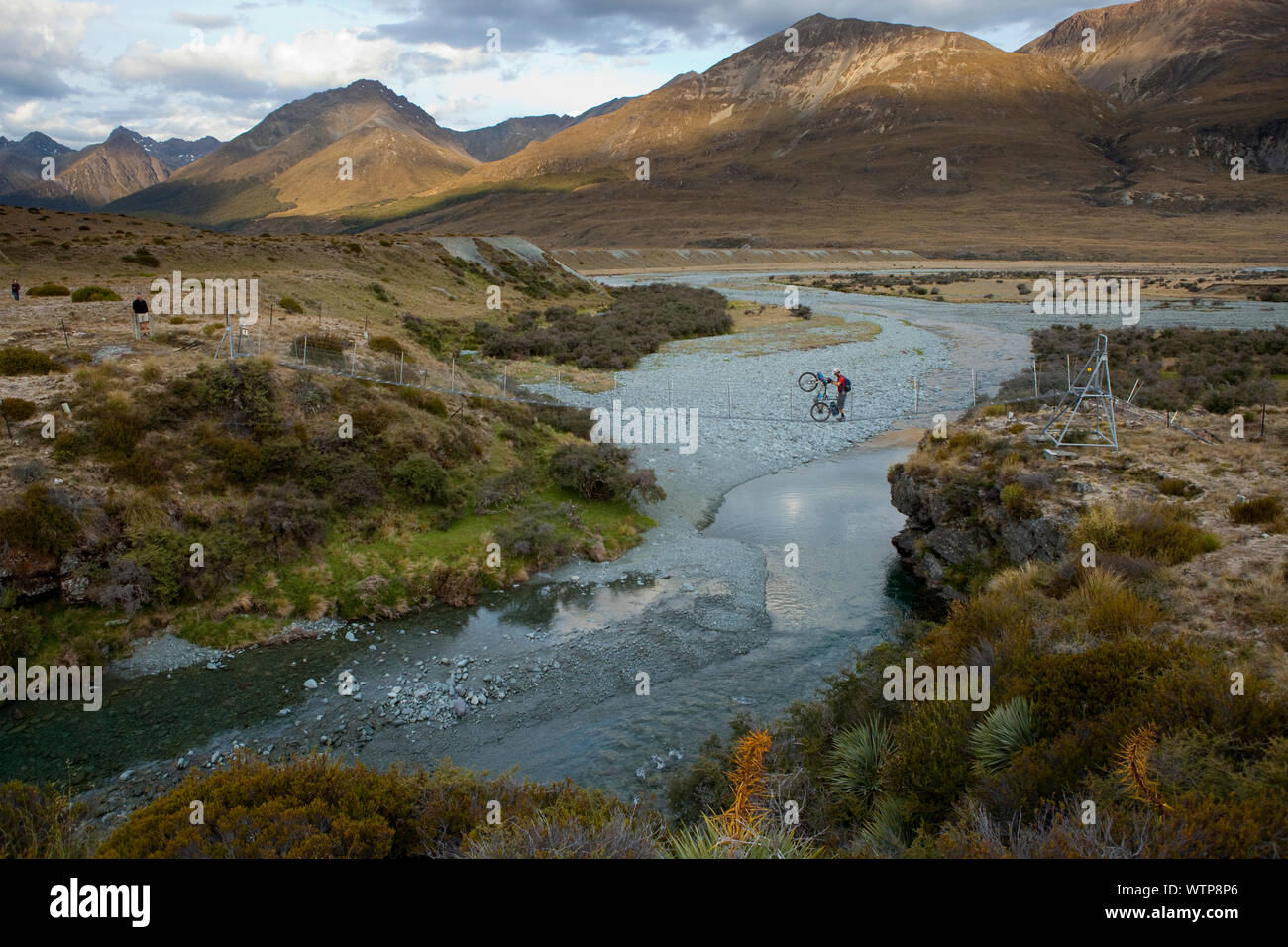 Dallas Hewett traversant la rivière Mararoa, Southland, Nouvelle-Zélande. Banque D'Images