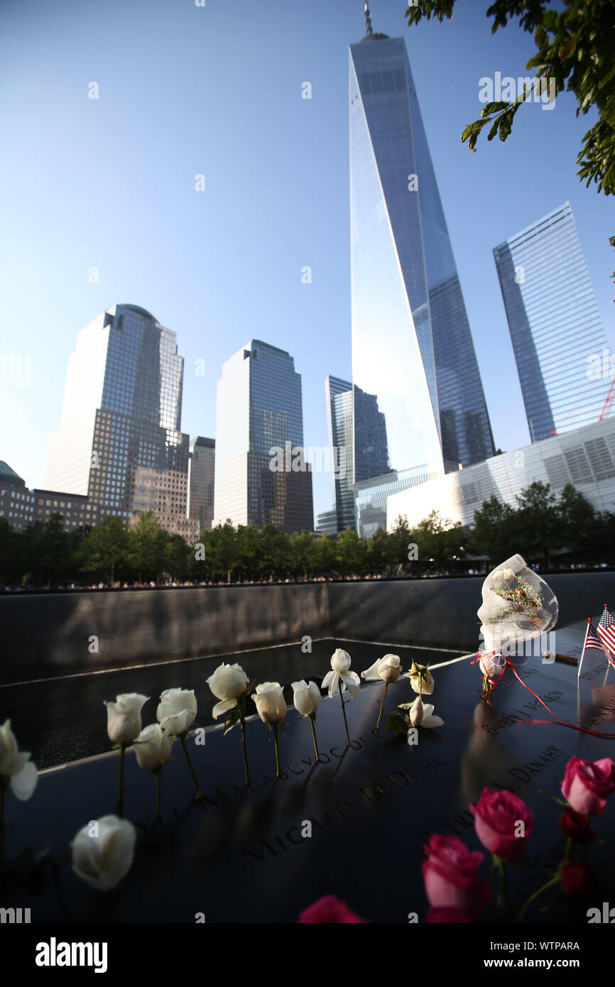 New York, USA. Sep 11, 2019. Les fleurs sont placées pour pleurer les victimes d'attentats terroristes du 11 septembre à l'échelle nationale le 11 septembre et Memorial Museum de New York, États-Unis, le 11 septembre 2019. Les gens payaient leurs hommages ici mercredi pour pleurer les victimes d'attentats terroristes du 11 septembre qui s'est passé il y a 18 ans et fait des milliers de morts. Credit : Qin Lang/Xinhua/Alamy Live News Banque D'Images