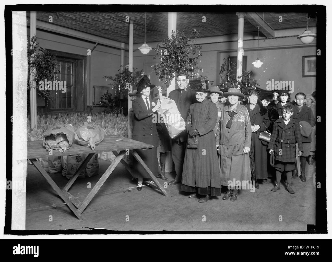 Mme Coolidge donner hors 1er sac pour l'Armée du Salut, 12/24/24 Banque D'Images