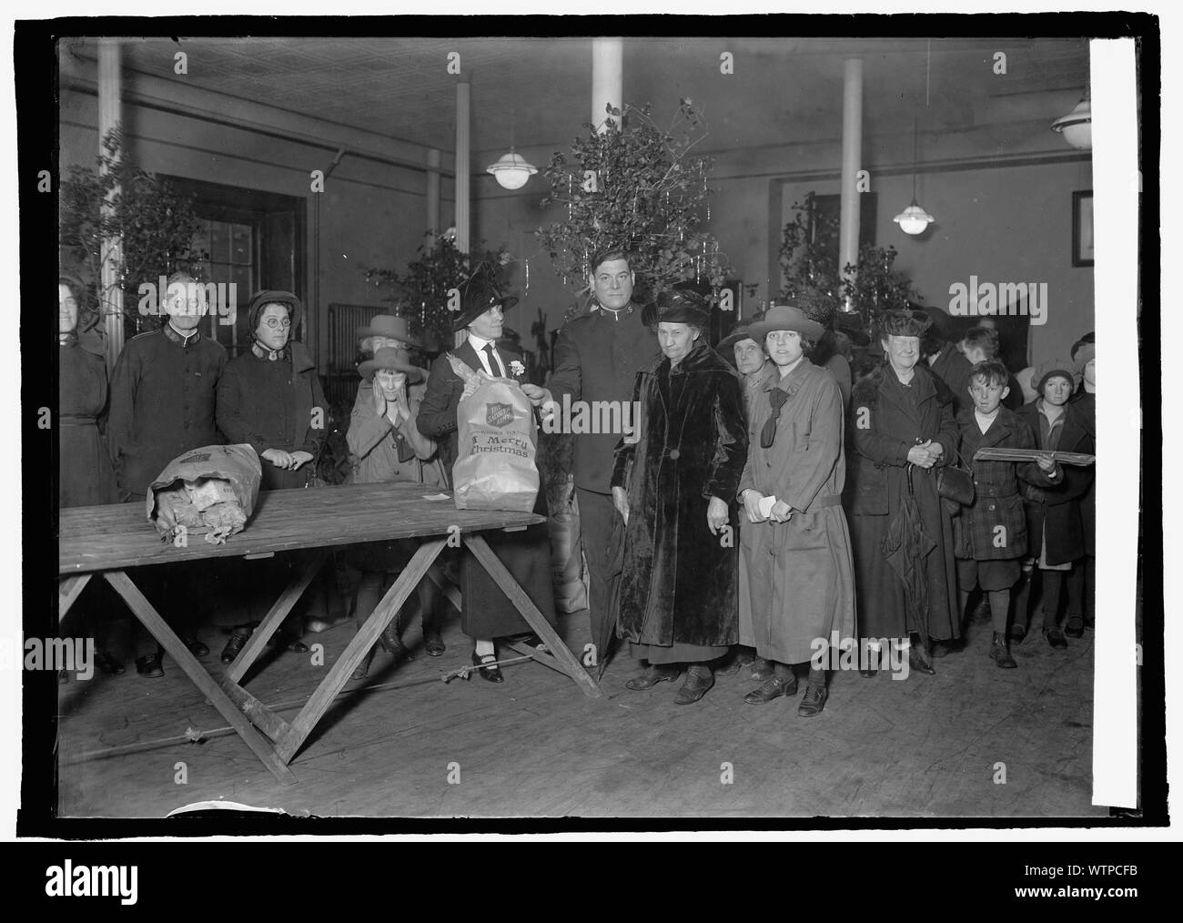 Mme Coolidge donner hors 1er sac pour Noël, l'Armée du Salut [12/24/24] Banque D'Images