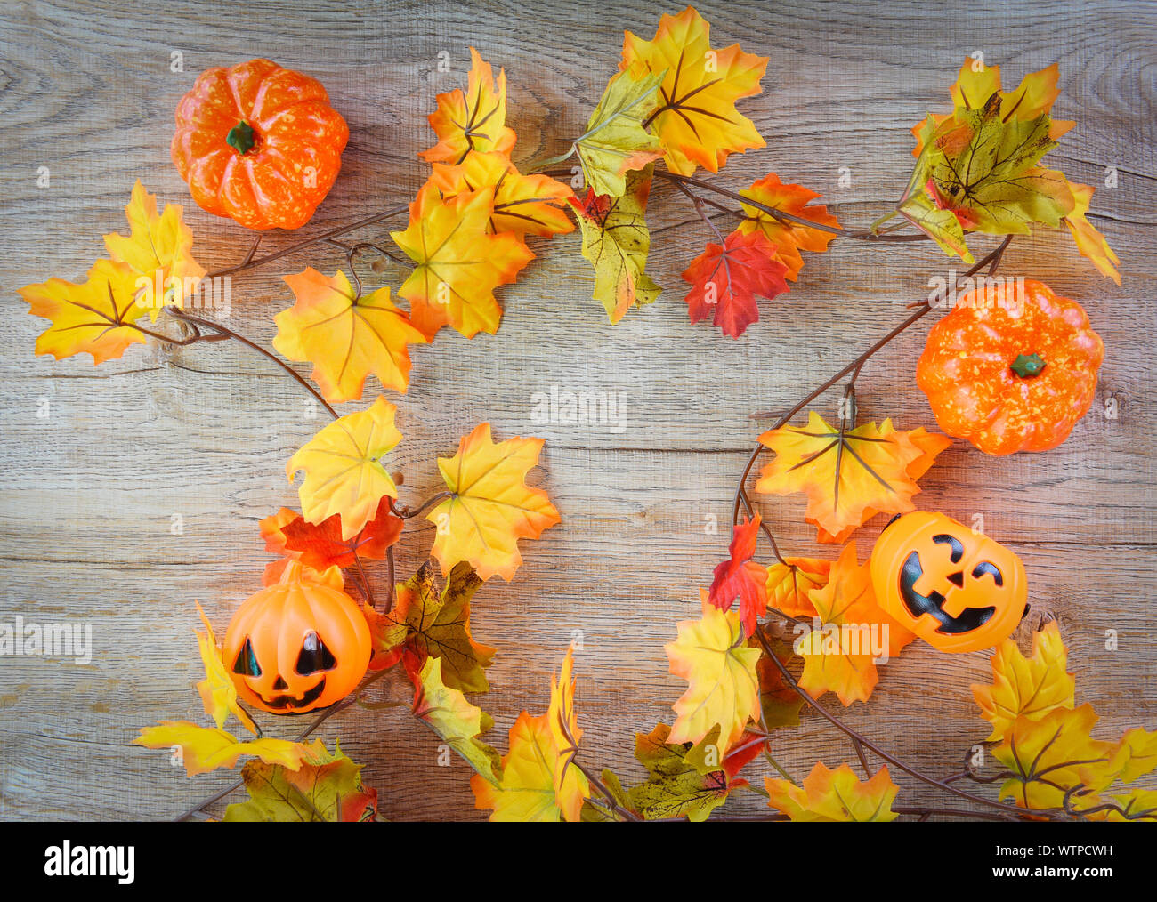 DETENE Lot De 60 Pièces Décoration Automne - Citrouilles Artificielles Mini, Feuilles D'Érable, Pomme De Pin Et Glands Pour Halloween Et Récolte