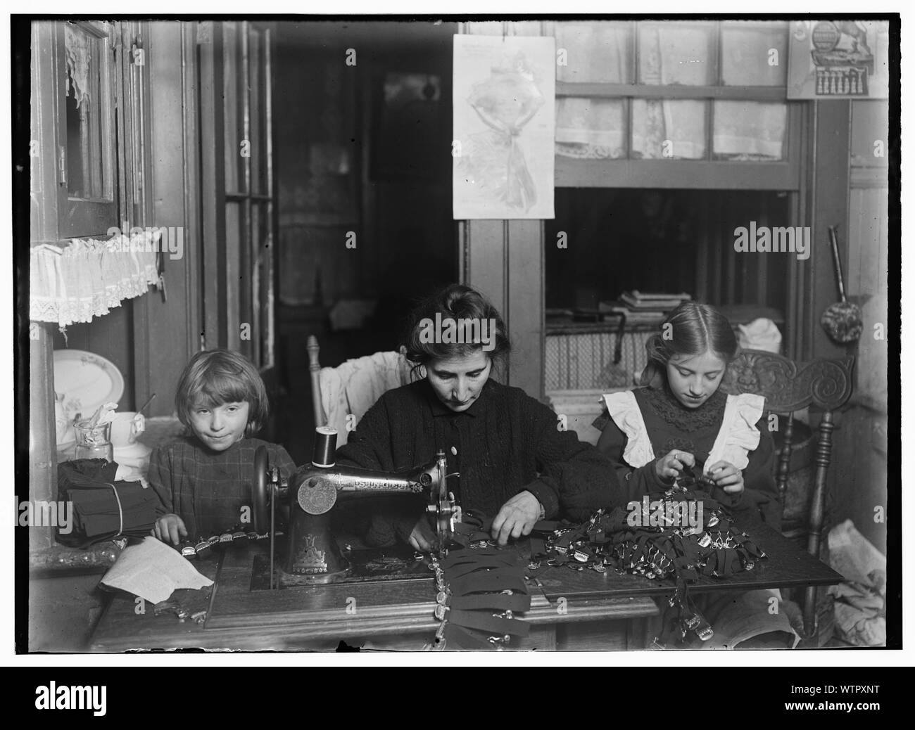 Mme Finkelstein, 127 Monroe St. Bessie (l'âge de 13 ans), Sophie (7 ans). Les filles à l'école. Décisions pour la liberté Porte-jarretelles jarretières fonctionne, 413 Broadway. Mère , une veuve, gagne 75 cents par jour en travaillant tous les jours jusqu'à 12 la nuit. Bessie travaille jusqu'à 10 h 15 Sophie jusqu'à 21 h, ils s'attendent à travailler jusqu'à 10 heures pour terminer le travail, bien qu'ils ne savaient pas quand plus de travail n'arrivent. Témoin Mme Hosford. Les photographies des archives de la Commission nationale sur le travail des enfants (États-Unis) Banque D'Images