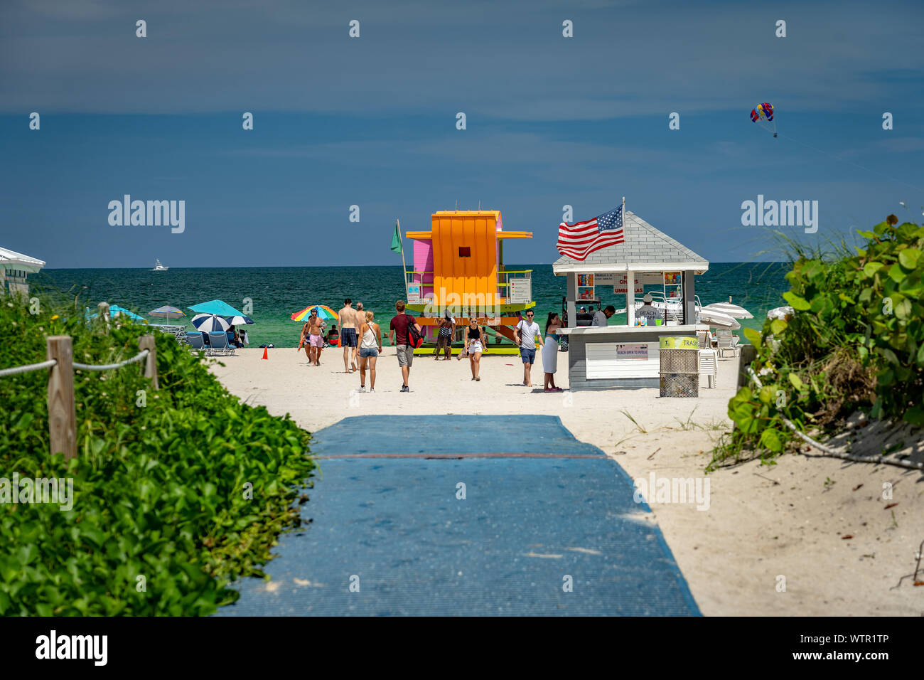 Miami Beach, Floride, USA - allée menant à la plage Banque D'Images
