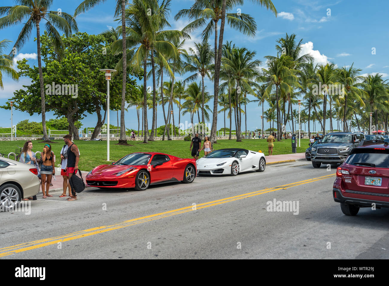 Miami Beach, Floride, USA - voitures de luxe garées le long de la rue de South Beach Banque D'Images