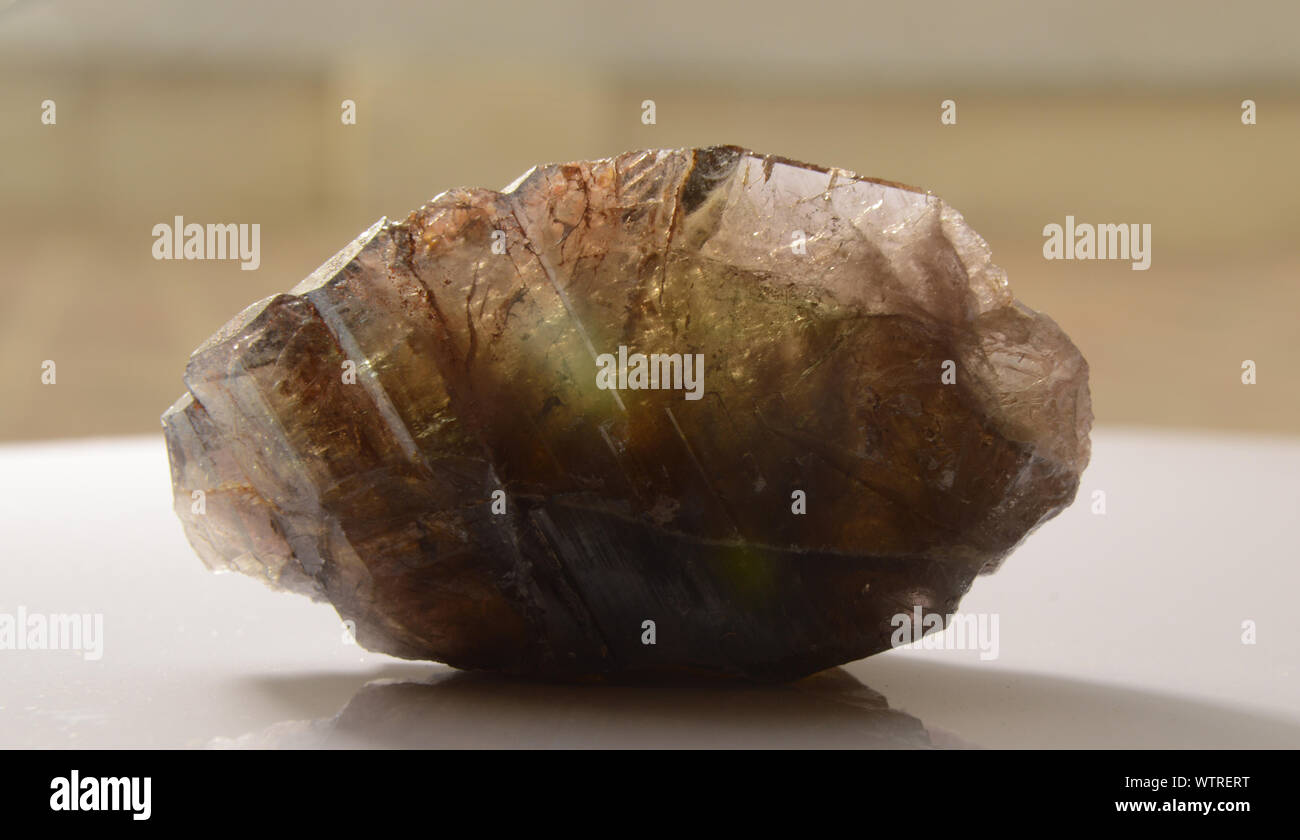 Axinite est parmi les minéraux rares, populaire pour ses auréoles pléochroïques les effets de couleur, ce beau spécimen de cristal est un grand échantillon géologique, localité, Paki Banque D'Images