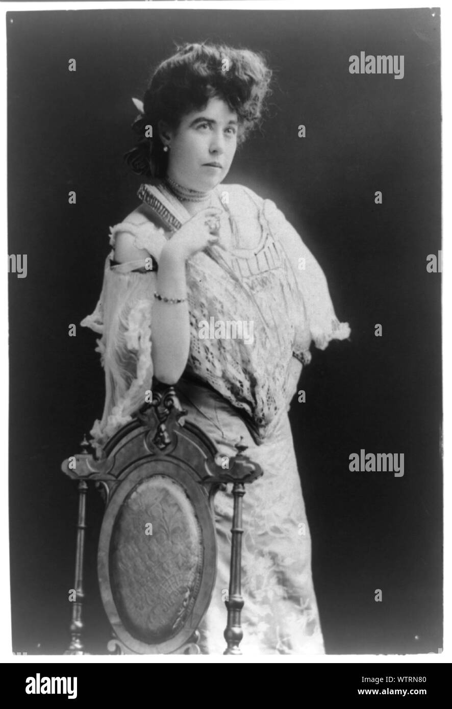Mme James J. Molly Brown, survivants du Titanic, trois-quarts portrait, debout, faisant face à droite, le bras droit sur le dos de chaise Banque D'Images