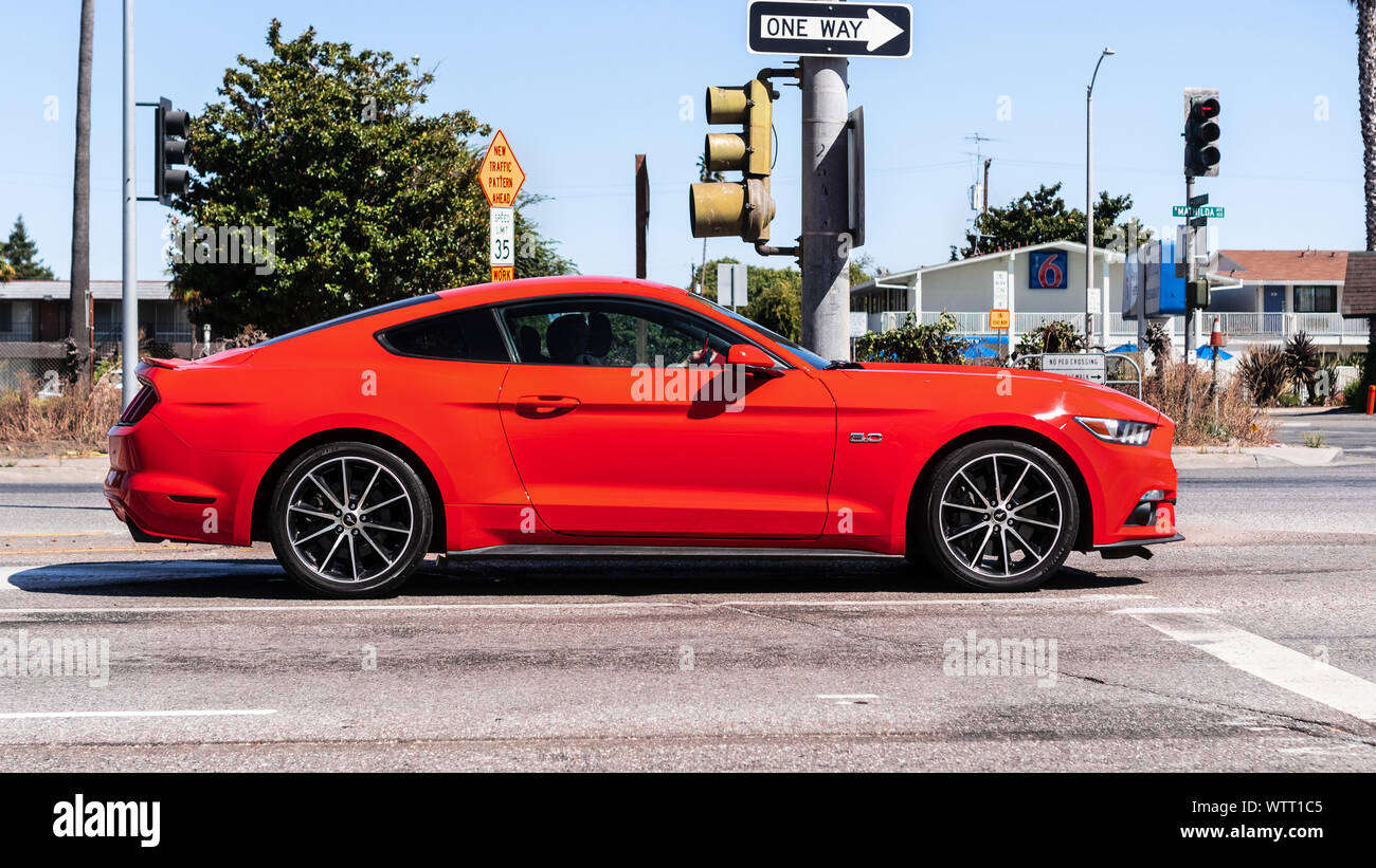 1 septembre 2019 Sunnyvale / CA / USA - couleur orange Ford Mustang vue latérale Banque D'Images