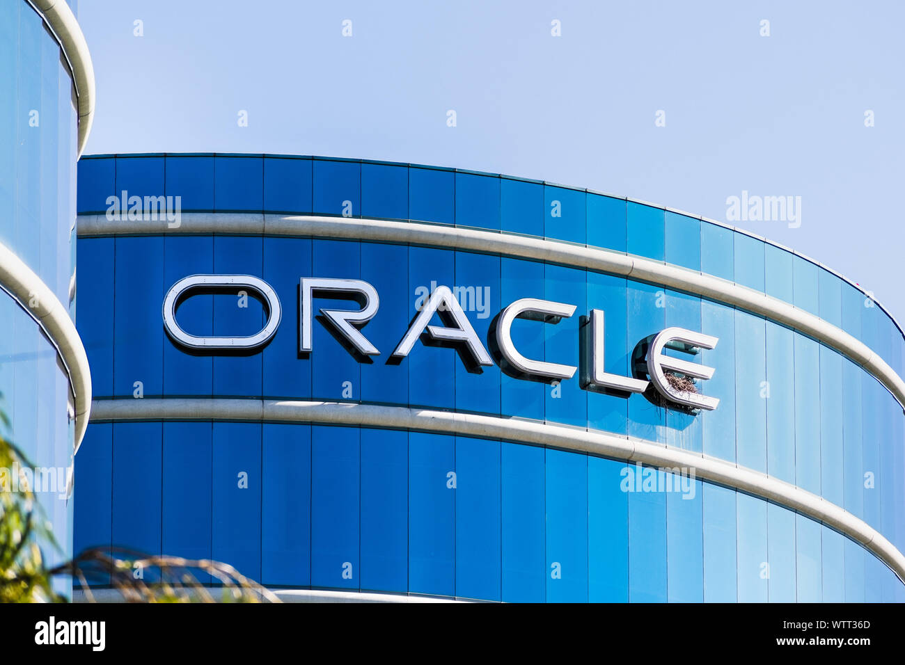 1 août, 2019 Redwood City / CA / USA - logo Oracle à leur administration  centrale dans la Silicon Valley ; Oracle Corporation est une société de  technologie informatique multinationale Photo Stock - Alamy