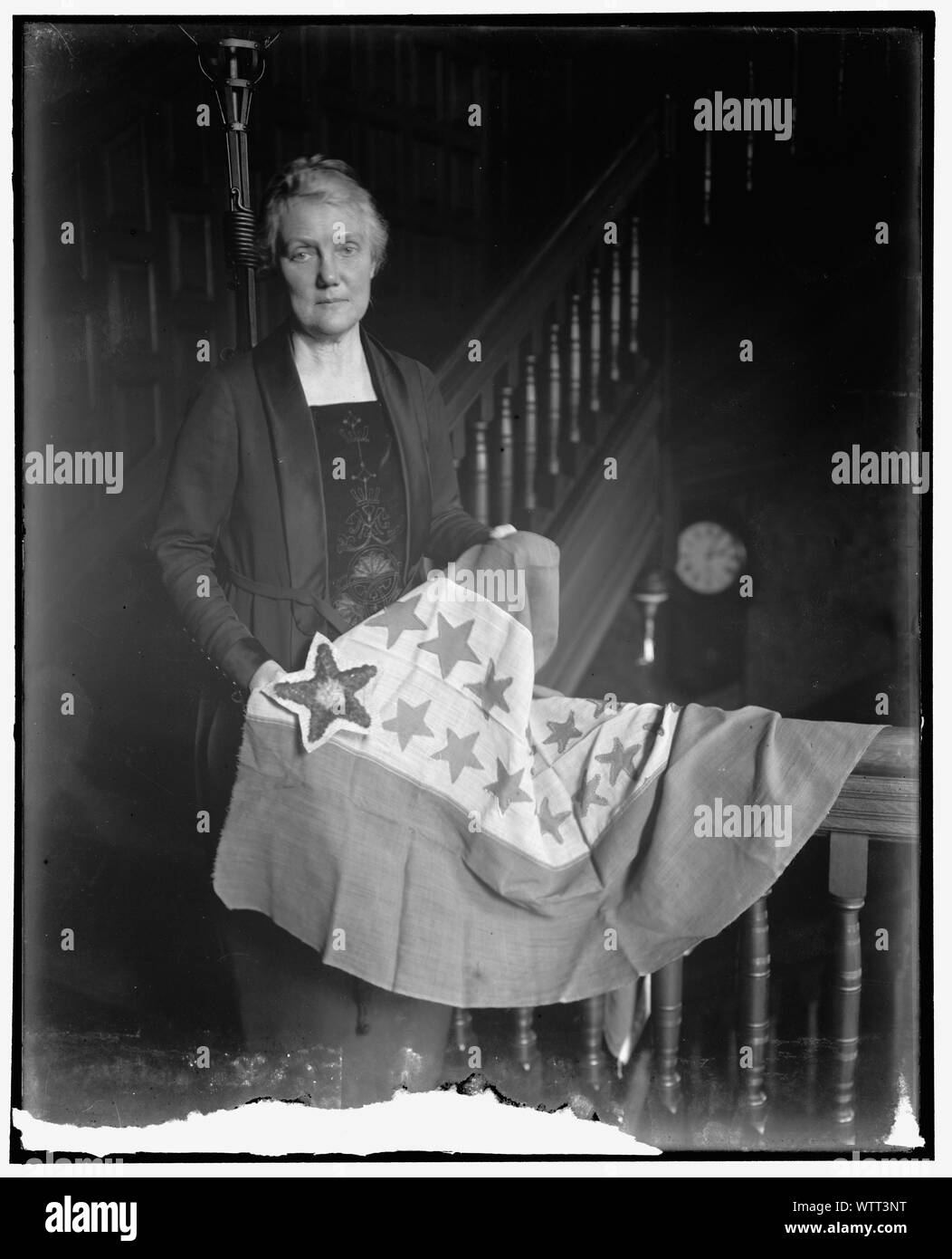 Mme Laurent Lewis holding drapeau avec Hawaiian star Banque D'Images