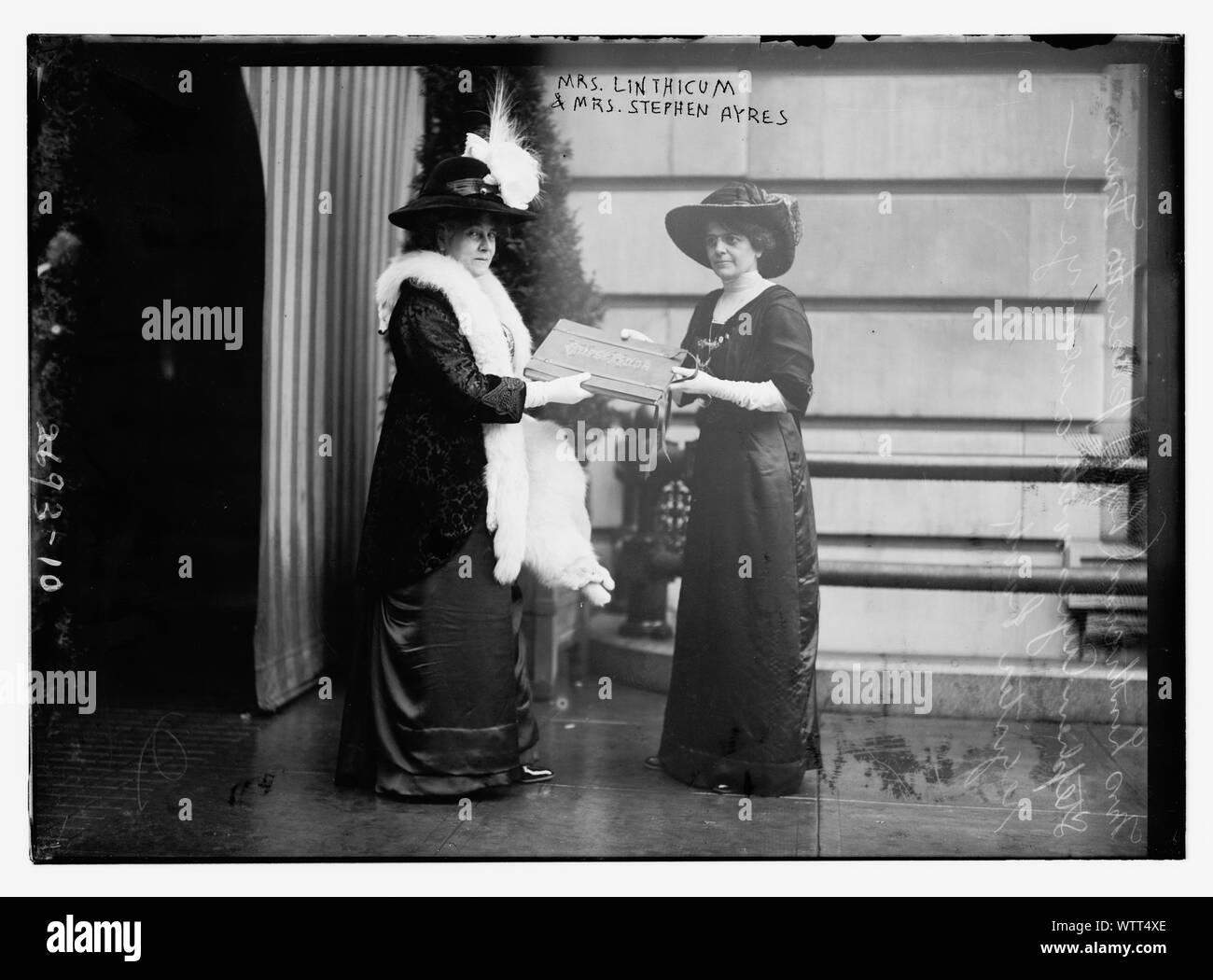Mme Linthicum et Mme Stephen [c.-à-d. Steven] Ayres Banque D'Images