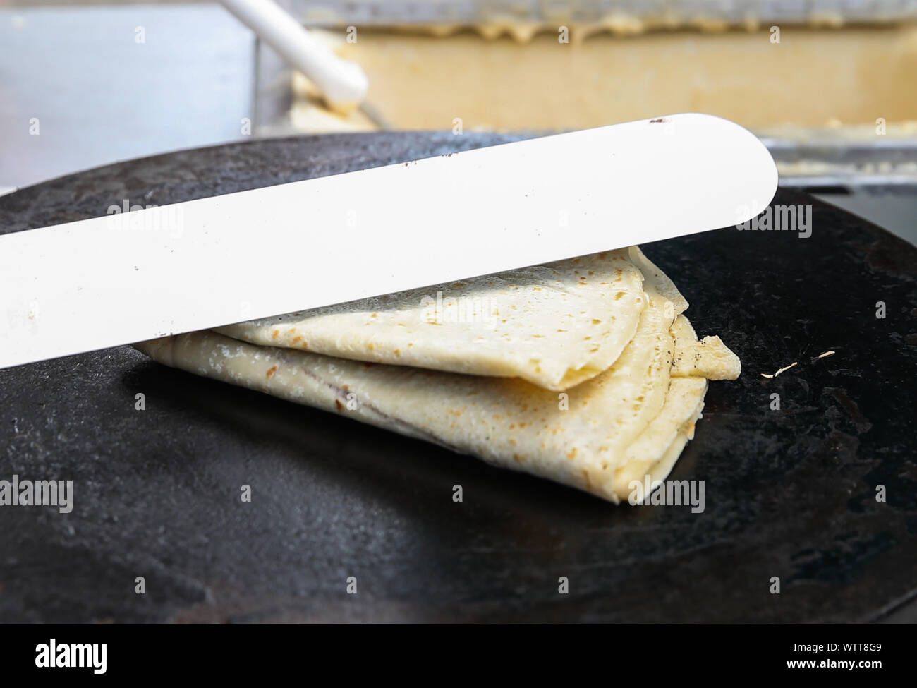 Berlin, Allemagne. 10 Sep, 2019. Une crêpe presque fini est pliée par un membre du personnel à un décrochage à Berlin, capitale de l'Allemagne, le 10 septembre, 2019. Bien qu'originaires de France, crêpe a été l'un des plus populaires des en-cas en Allemagne. Credit : Shan Yuqi/Xinhua/Alamy Live News Banque D'Images