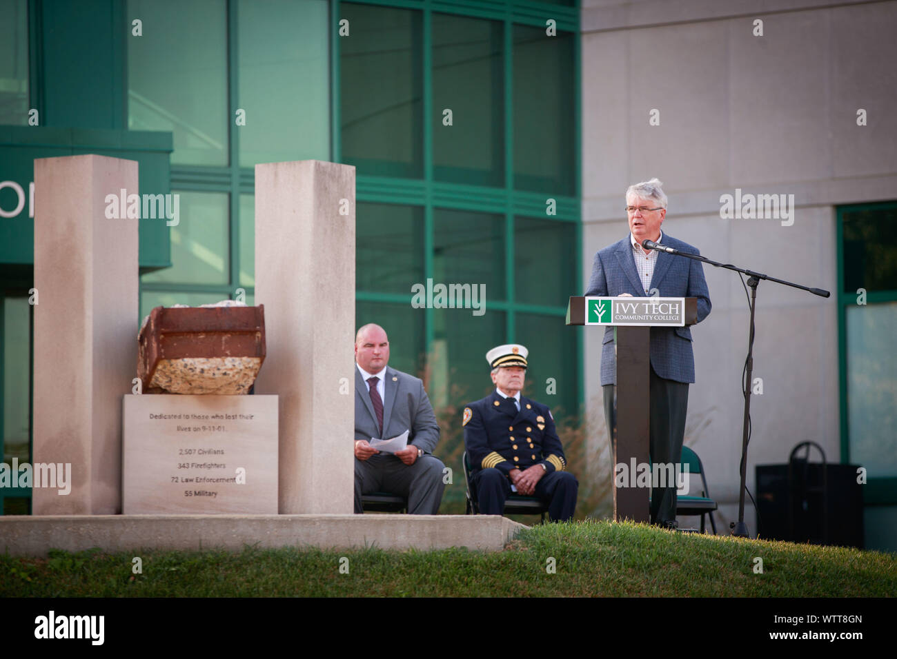 Bloomington maire John Hamilton prend la parole lors du souvenir le 11 septembre 2001 événement organisé par Ivy Tech Community College Bloomington campus, en coordination avec la Ville de Bloomington et Bloomington Metropolitan Fire Fighters Union Local 586. Bloomington maire John Hamilton, les pompiers Union Local 586 États et coordinateur de la garde d'Honneur Robert Loviscek, Retraité, commissaire des incendies de l'état d'Indiana, Bloomington et Jim Greeson aumônier du Service d'incendie, Harold Godsey a parlé pendant l'événement. Un faisceau à partir de l'Organisation Mondiale du Commerce Centre fait partie d'un mémorial à Ivy Tech. Il y a dix-huit ans, 2 977 personnes, y compris le sapin 343 Banque D'Images