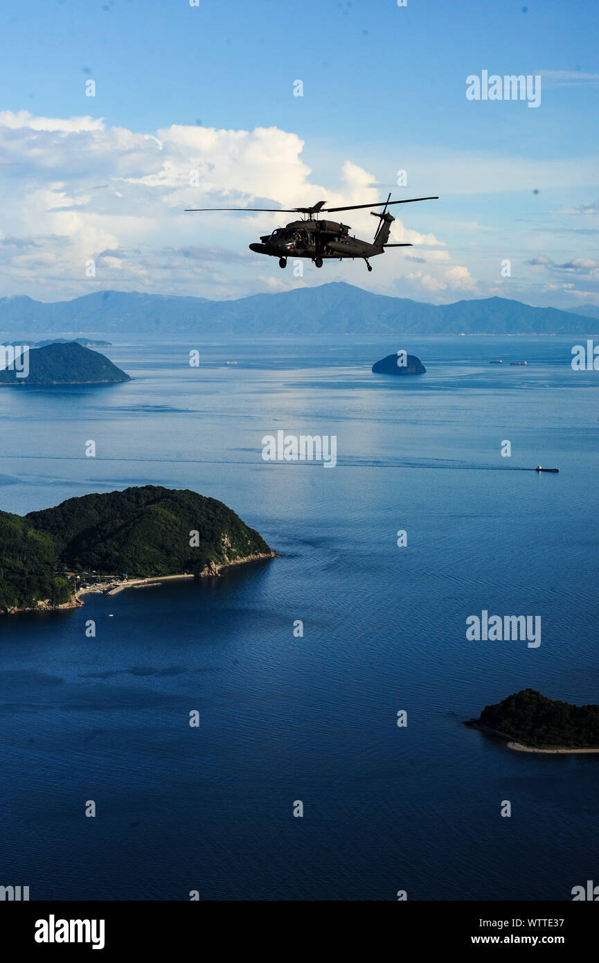 L'ARMÉE AMÉRICAINE 'UH-60 Blackhawk' vole en formation au-dessus de la baie de Yamaguchi, au Japon au cours de 2019, le bouclier d'Orient, le 9 septembre 2019. OS 19 est un premier ministre de l'armée américaine et le Japon d'autodéfense au sol terrain bilatérale qui vise à accroître l'interopérabilité par l'essai et le perfectionnement et multi-domaine concepts inter-domaines. . (U.S. Photo de l'armée par le sergent. Jacob Kohrs, 20e tampon) Banque D'Images