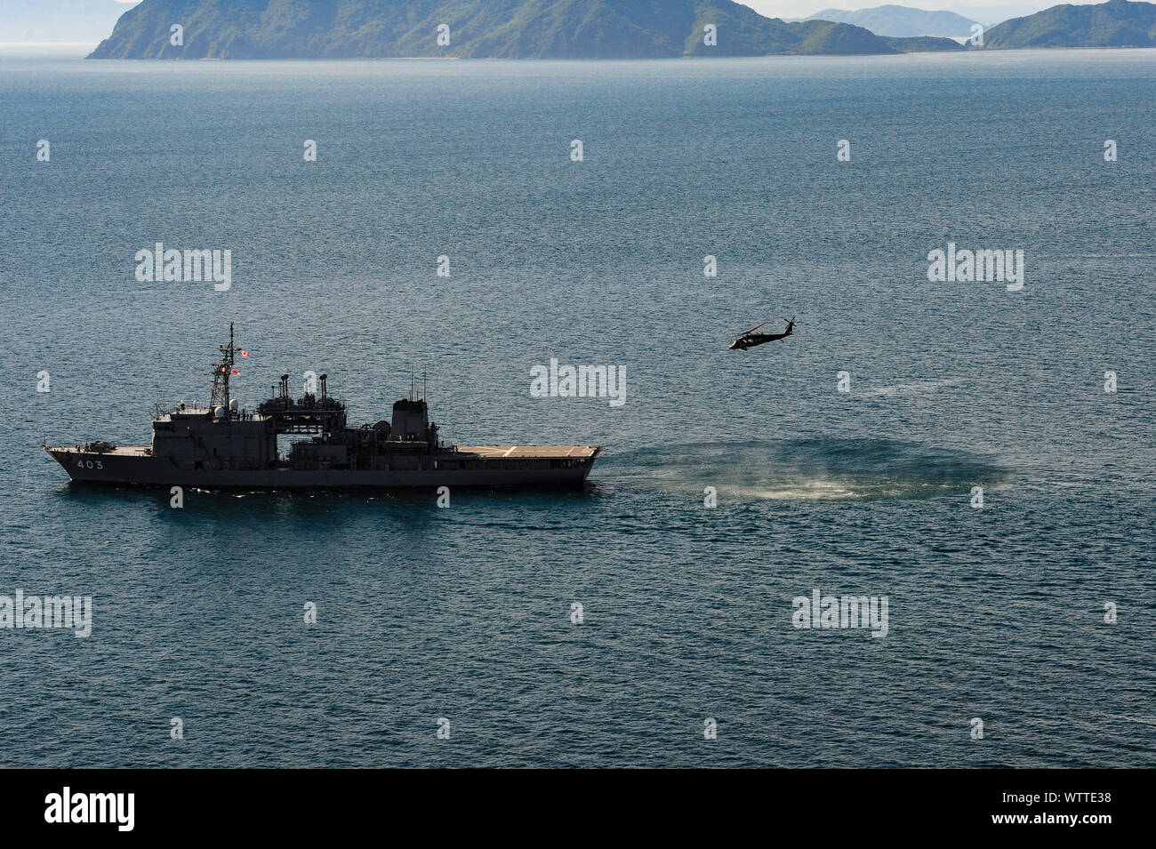 L'ARMÉE AMÉRICAINE 'UH-60 Blackhawk' à partir de l'US Army Aviation Battalion, le Japon, se prépare à atterrir sur le Japon en tant que forces d'autodéfense maritimes-403 'JS Chihaya' dans la baie de Yamaguchi, au Japon au cours de 2019, le bouclier d'Orient, le 9 septembre 2019. OS 19 est un premier ministre de l'armée américaine et le Japon d'autodéfense au sol terrain bilatérale qui vise à accroître l'interopérabilité par l'essai et le perfectionnement et multi-domaine concepts inter-domaines. . (U.S. Photo de l'armée par le sergent. Jacob Kohrs, 20e tampon) Banque D'Images